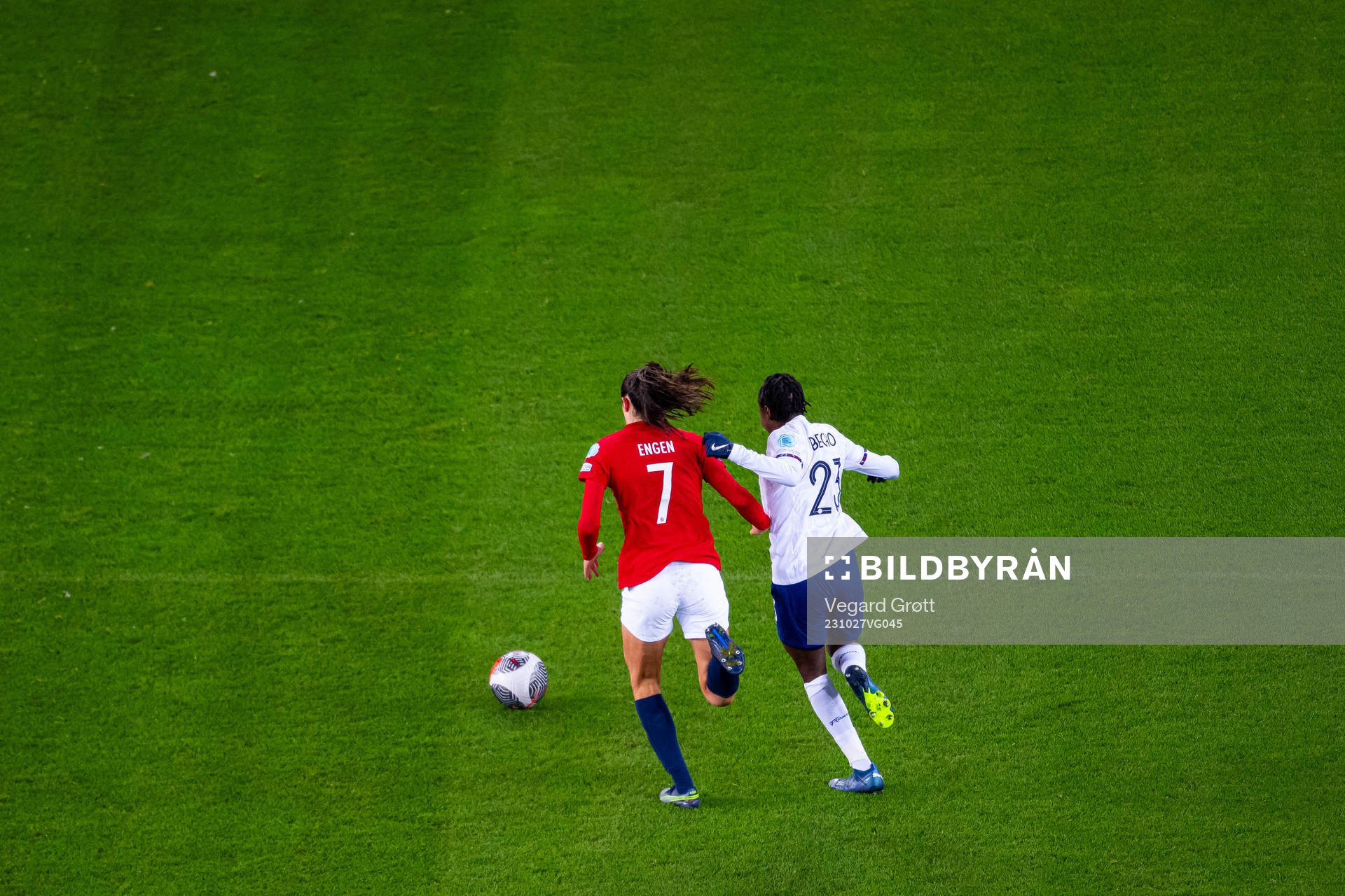 Ingrid Syrstad Engen of Norway and Vicki Becho of France