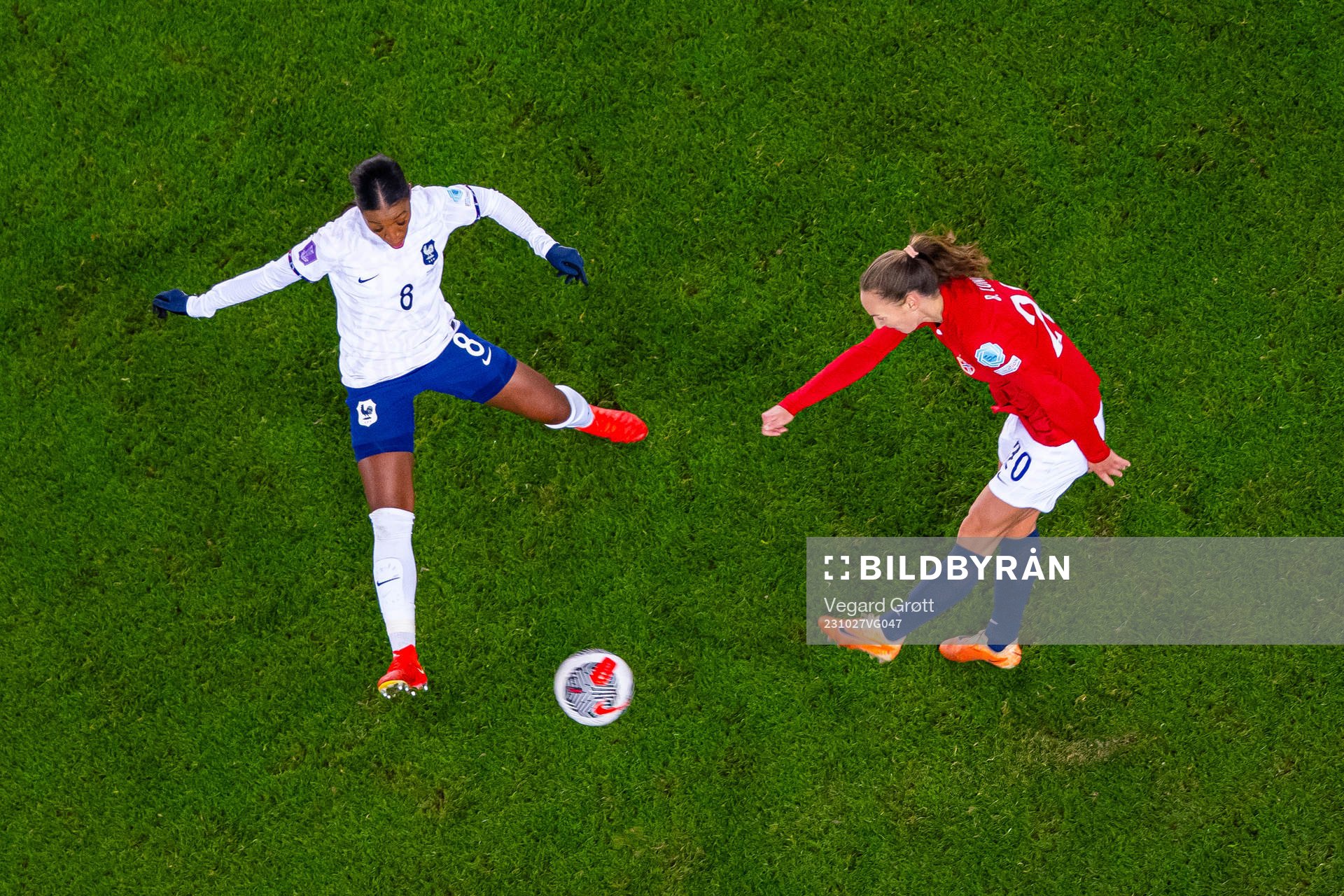 Grace Geyoro of France and Marit Bratberg Lund of Norway