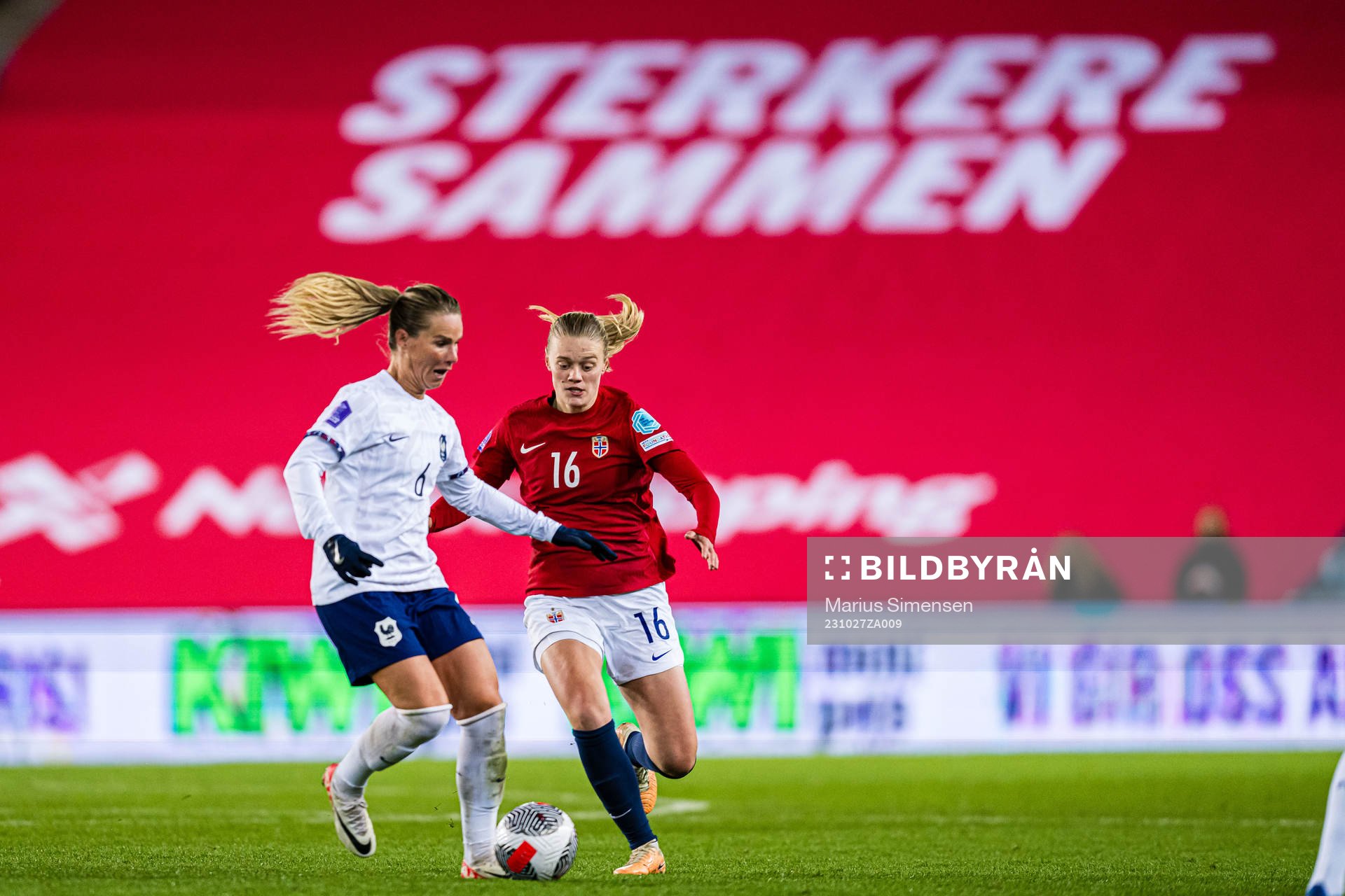 Amandine Henry of France and Mathilde Harviken of Norway during the UEFA Women’s Nations League football match between Norway and France on October 27, 2023 in Oslo. 