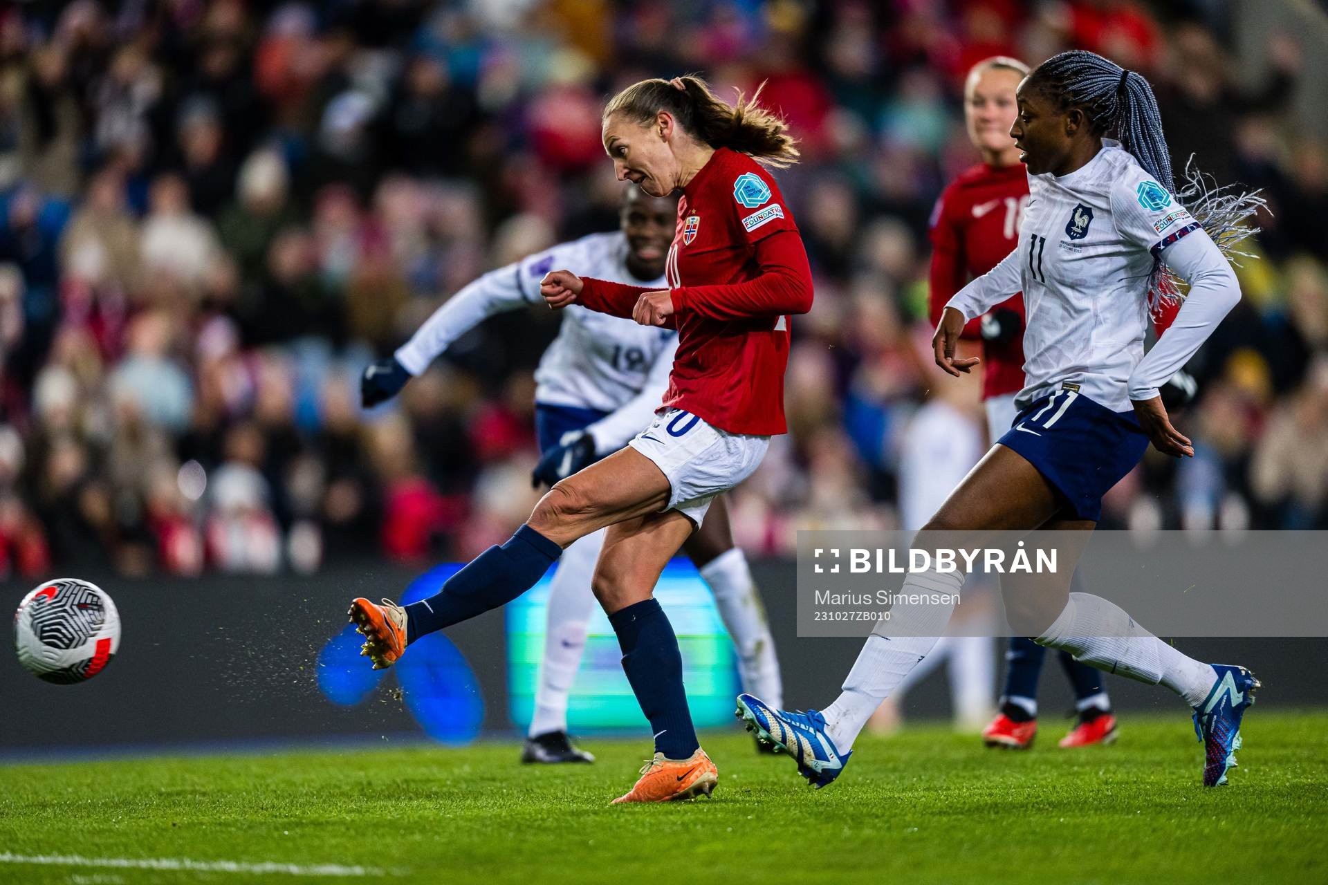 Marit Bratberg Lund of Norway scores the 1-1 goal