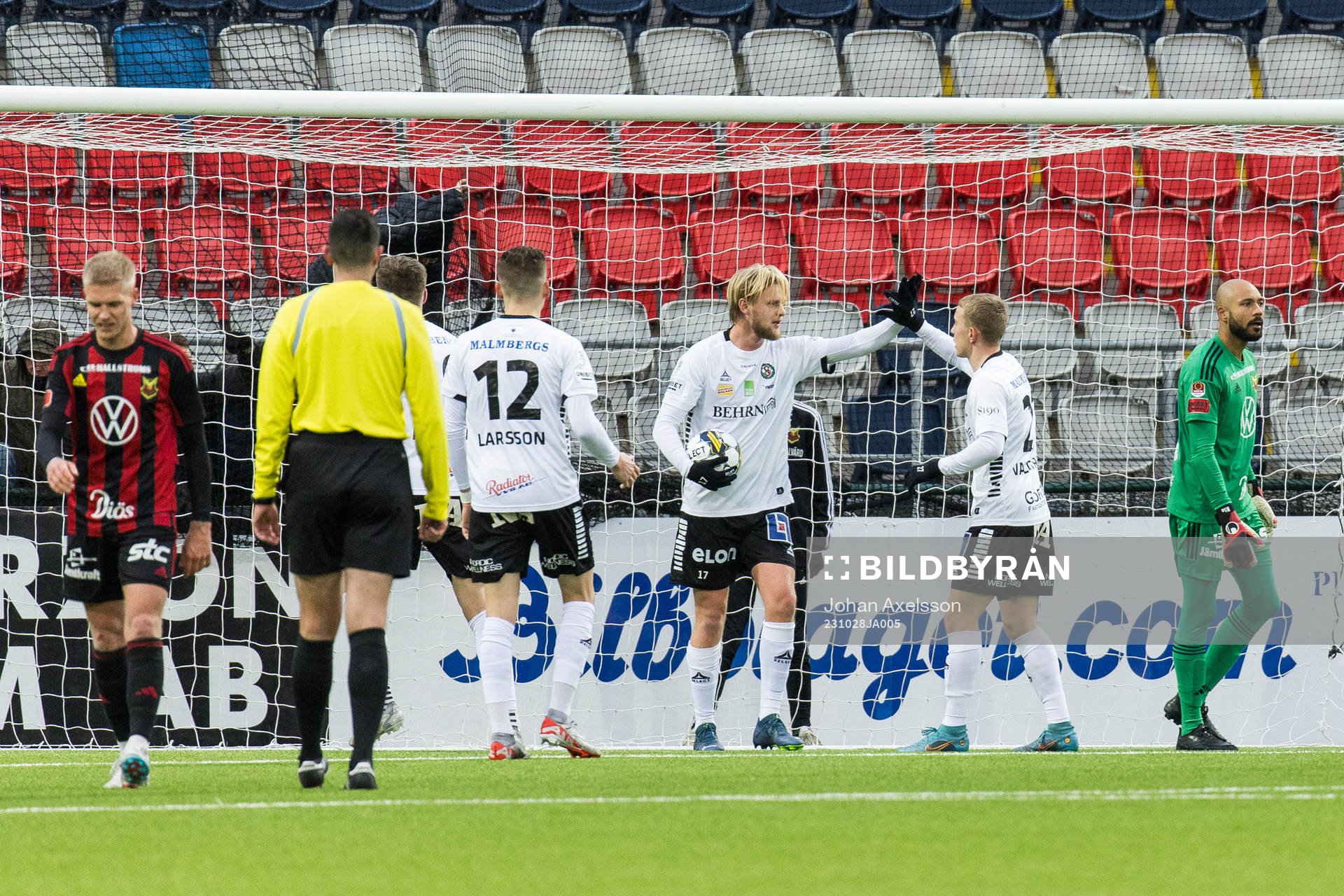 Örebros Kalle Holmberg jublar med Valgeir Valgeirsson som
