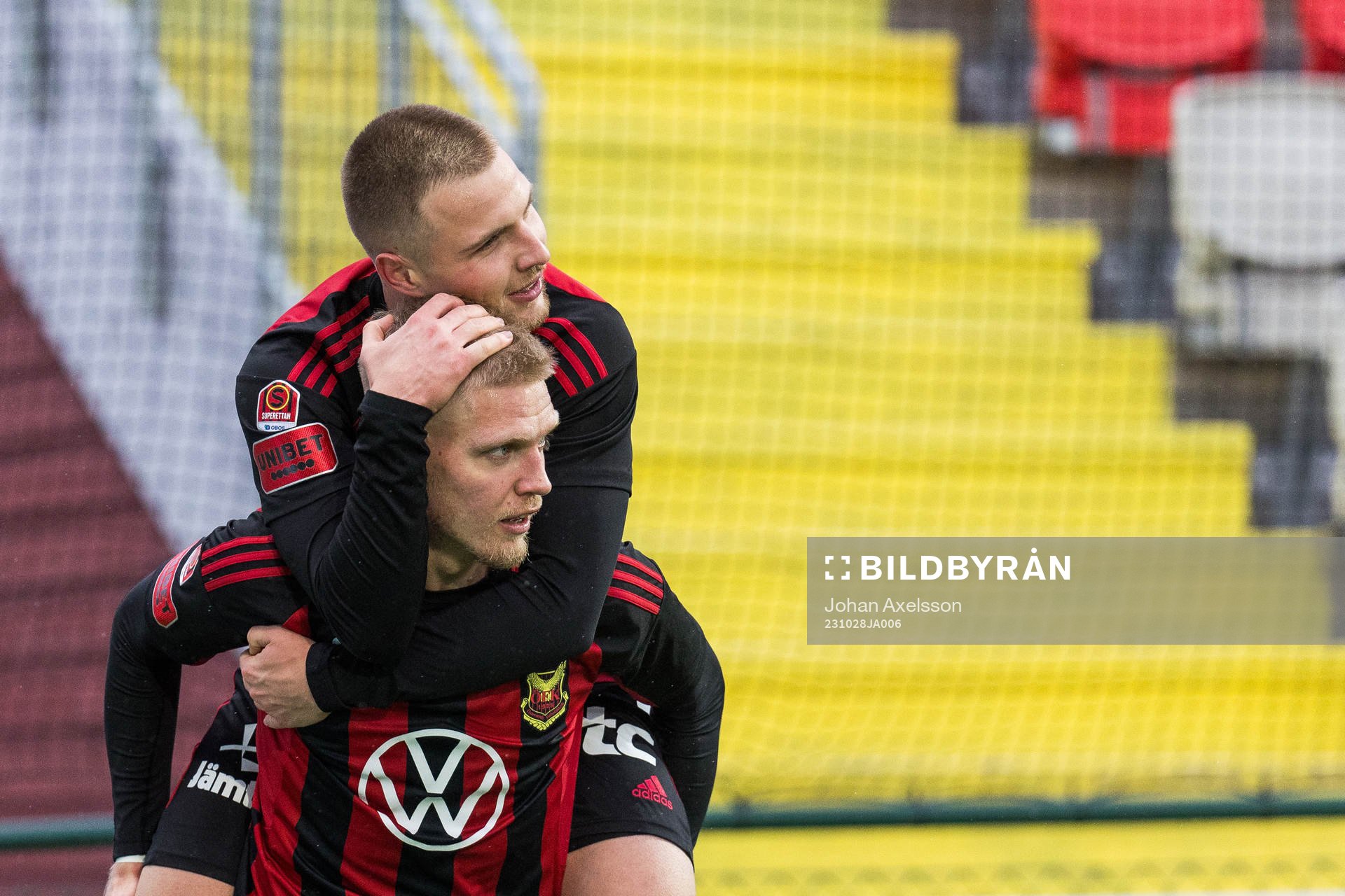 Östersunds Andre Österholm och Mykola Musolitin jublar