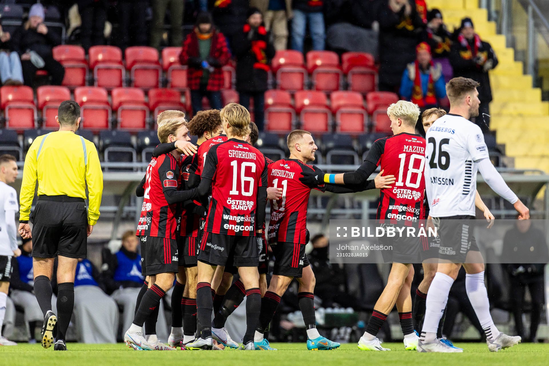 Östersunds Mykola Musolitin  jublar med lagkamrater