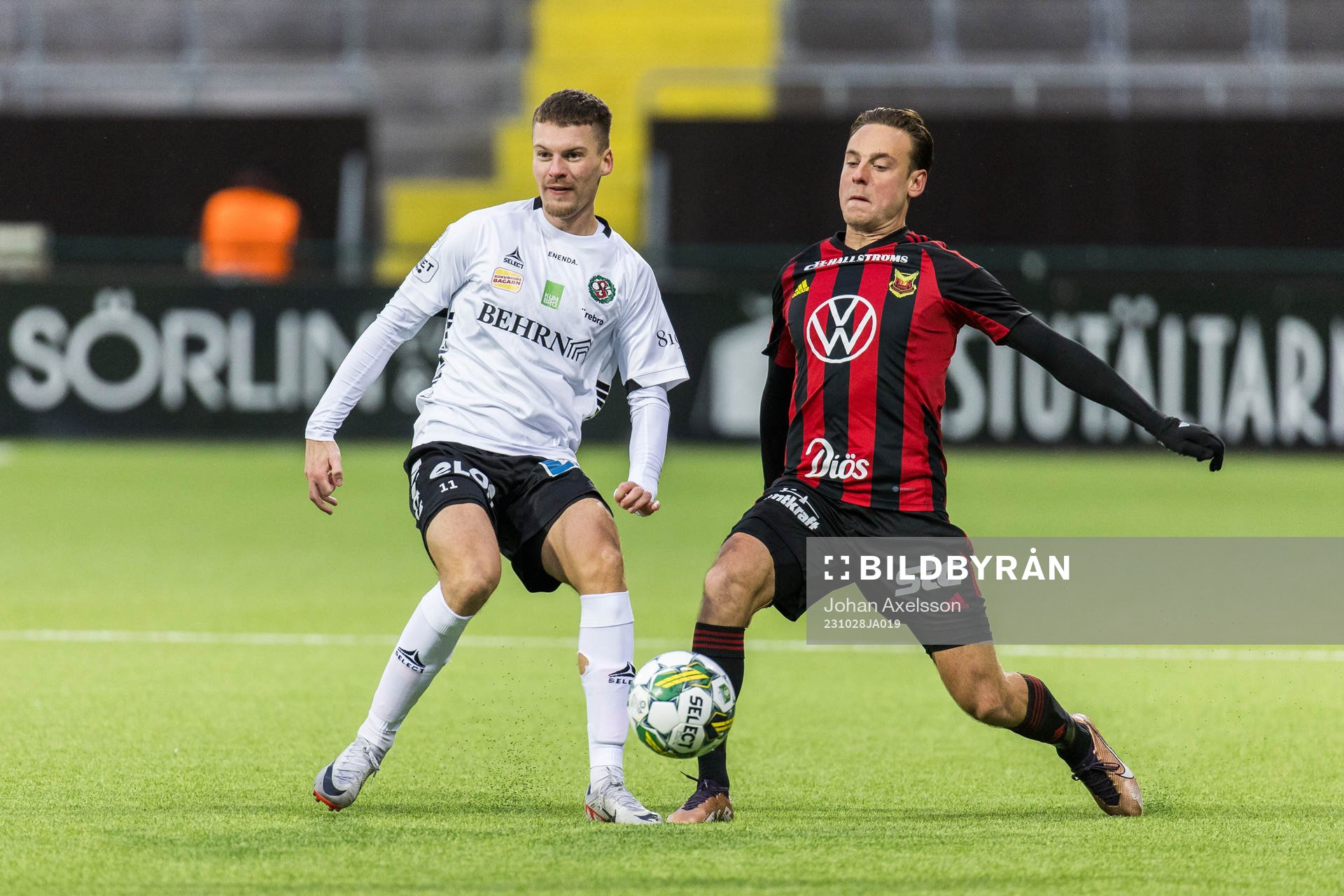 Örebros Samuel Kroon och Östersunds Cesar Weilid