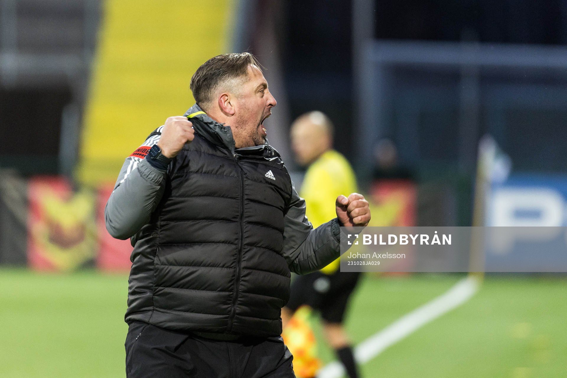 Östersunds tränare Magnus Powell jublar