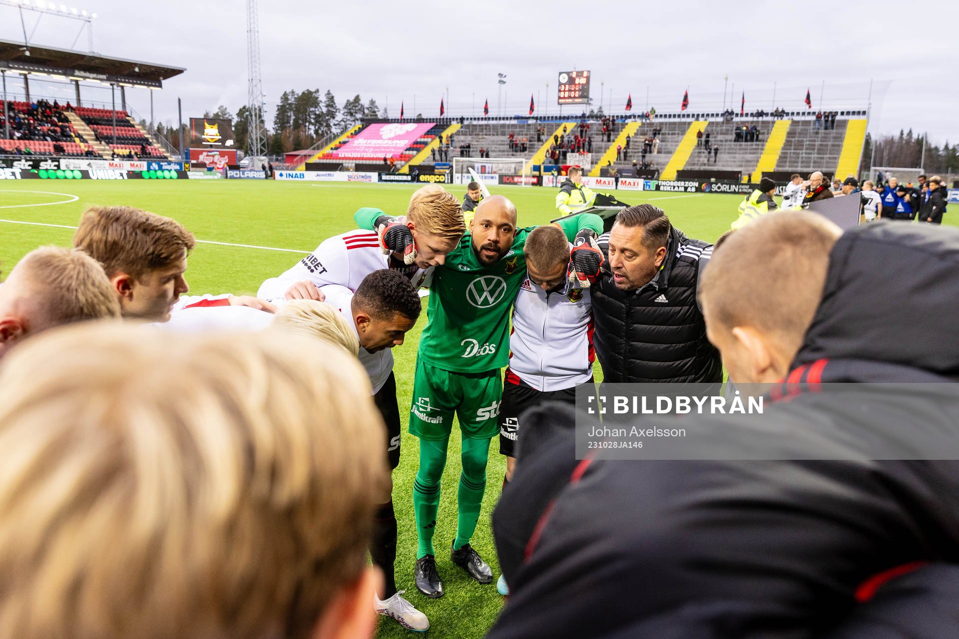 Östersunds Aly Keita med ett pepptalk