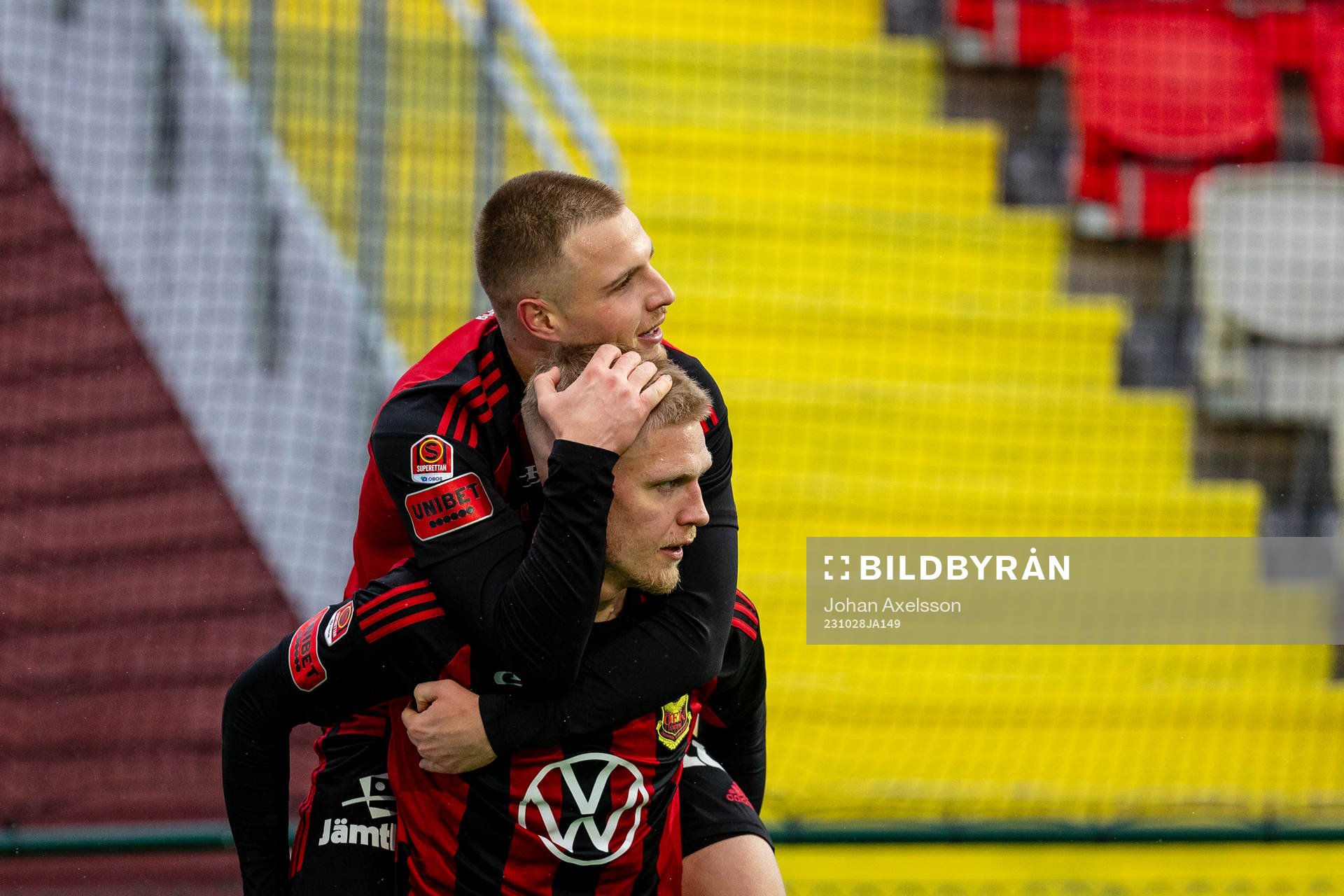 Östersunds Andre Österholm med Mykola Musolitin på