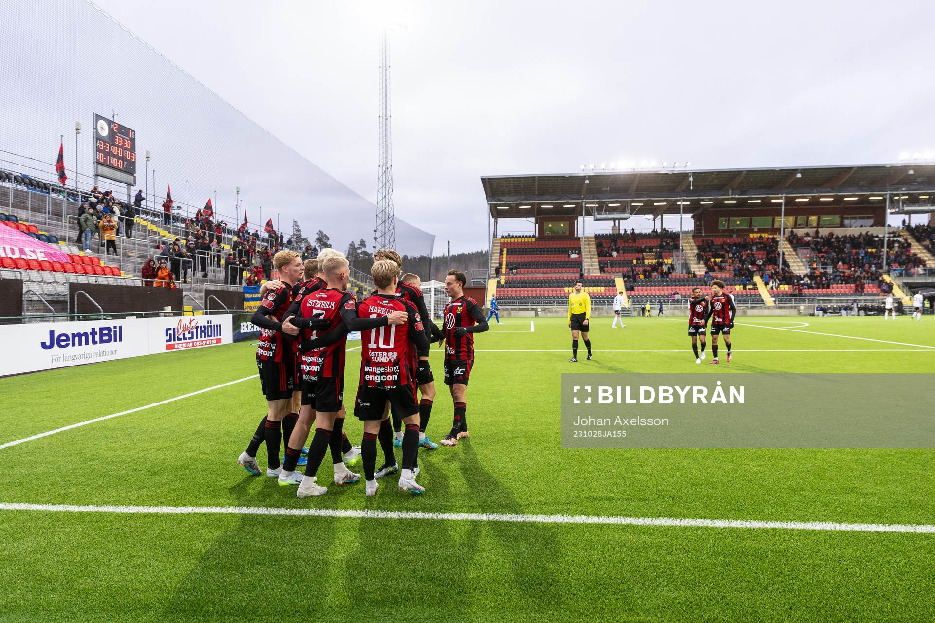 Östersunds Andre Österholm jublar med lagkamrater