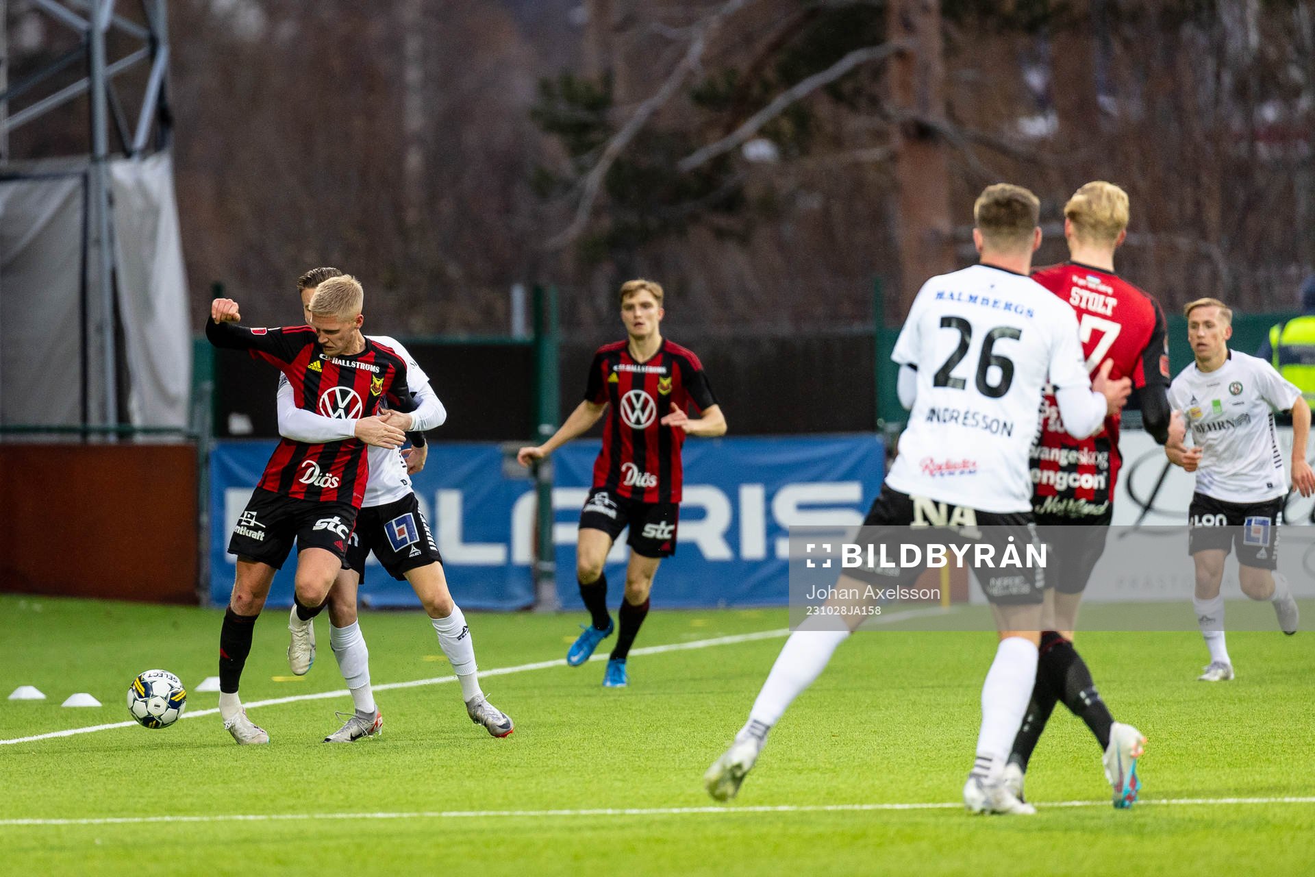 Östersunds Andre Österholm i kamp med Örebros målvakt Daniel Strindholm under fotbollsmatchen i Superettan mellan Östersund och Örebro den 28 oktober 2023 i Östersund.