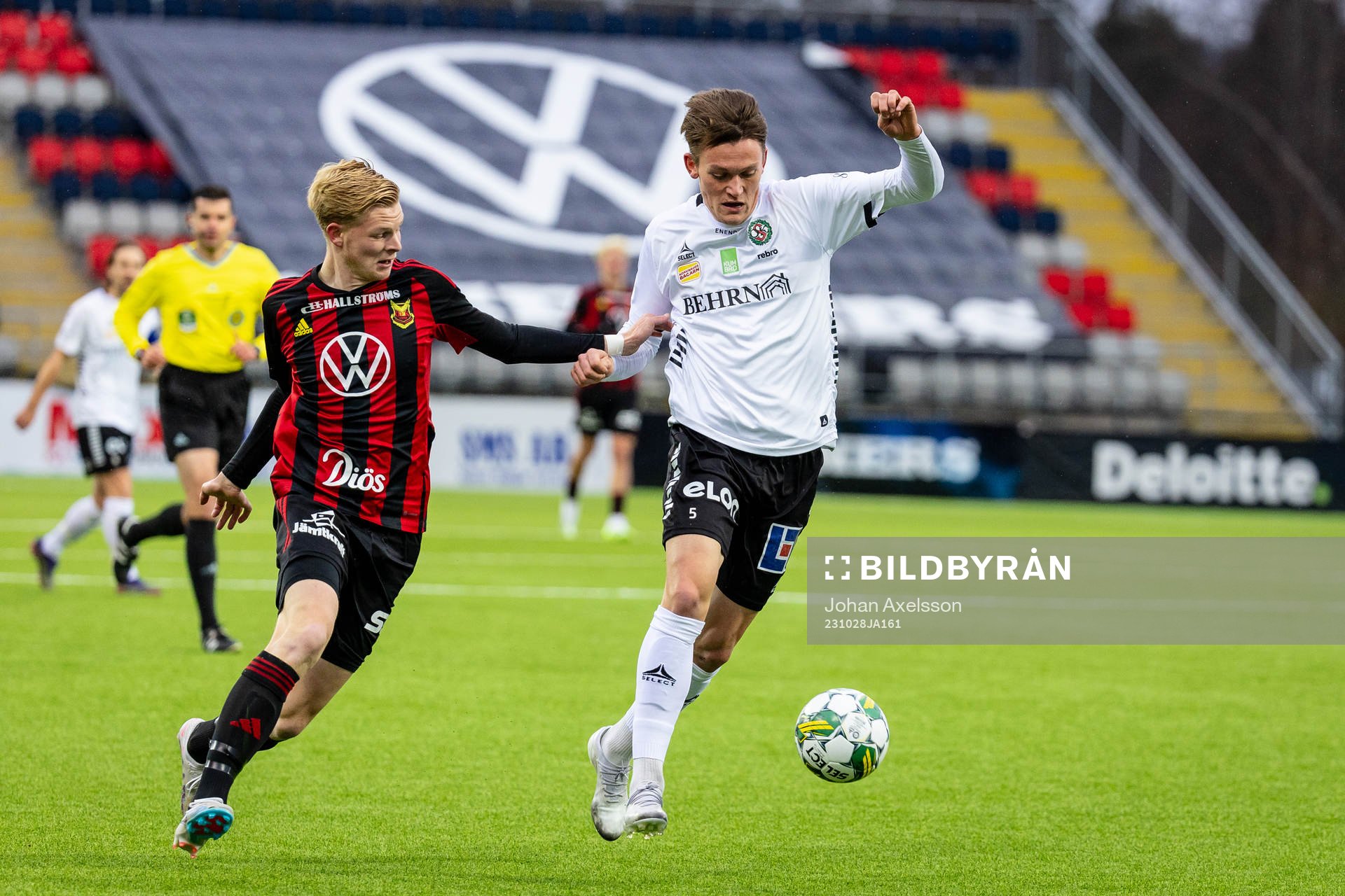 Örebros Daniel Hultqvist i kamp med Östersunds Malcolm Stolt under fotbollsmatchen i Superettan mellan Östersund och Örebro den 28 oktober 2023 i Östersund.