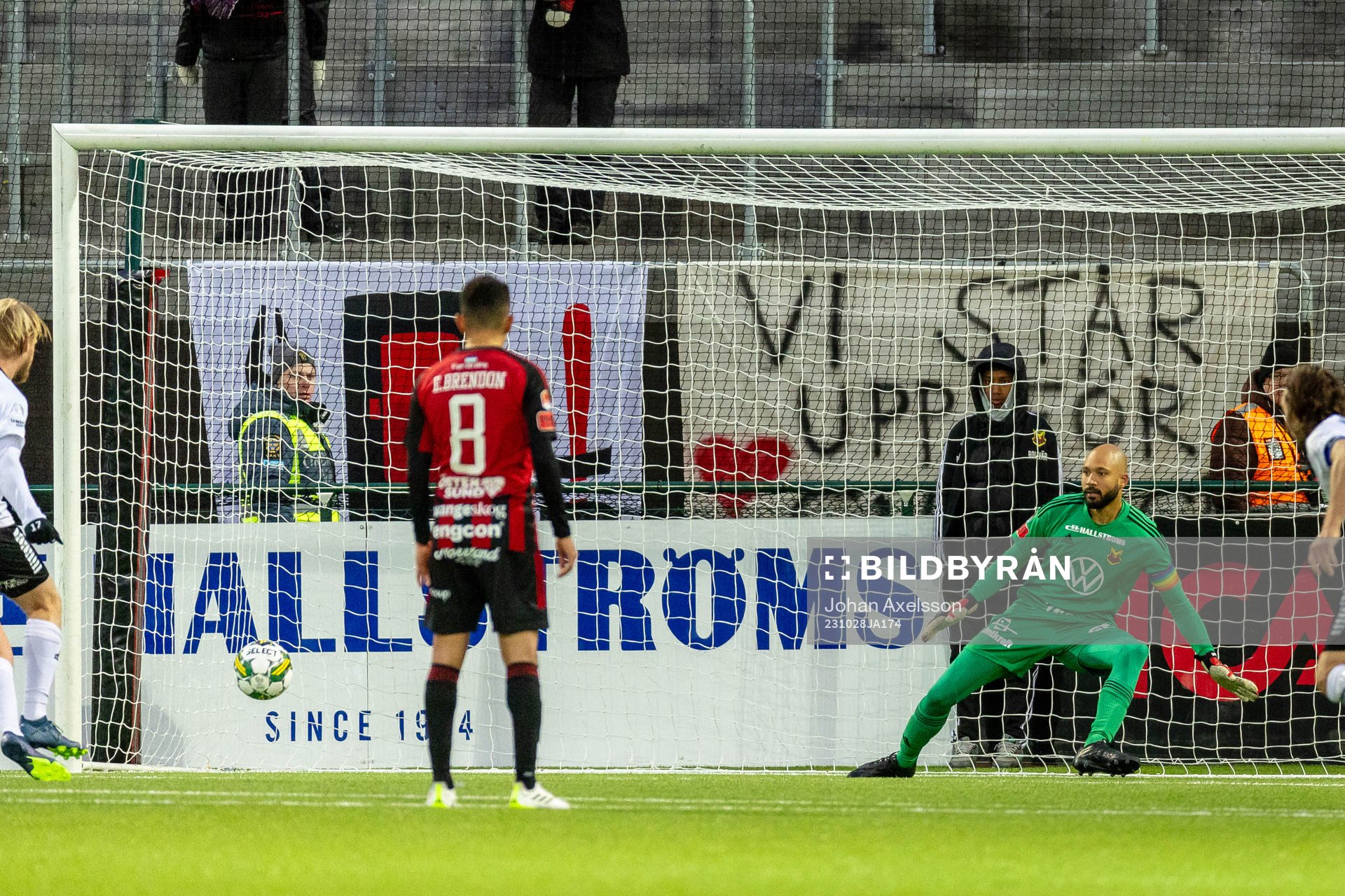 Örebros Kalle Holmberg  gör 4-3 bakom Östersunds Aly