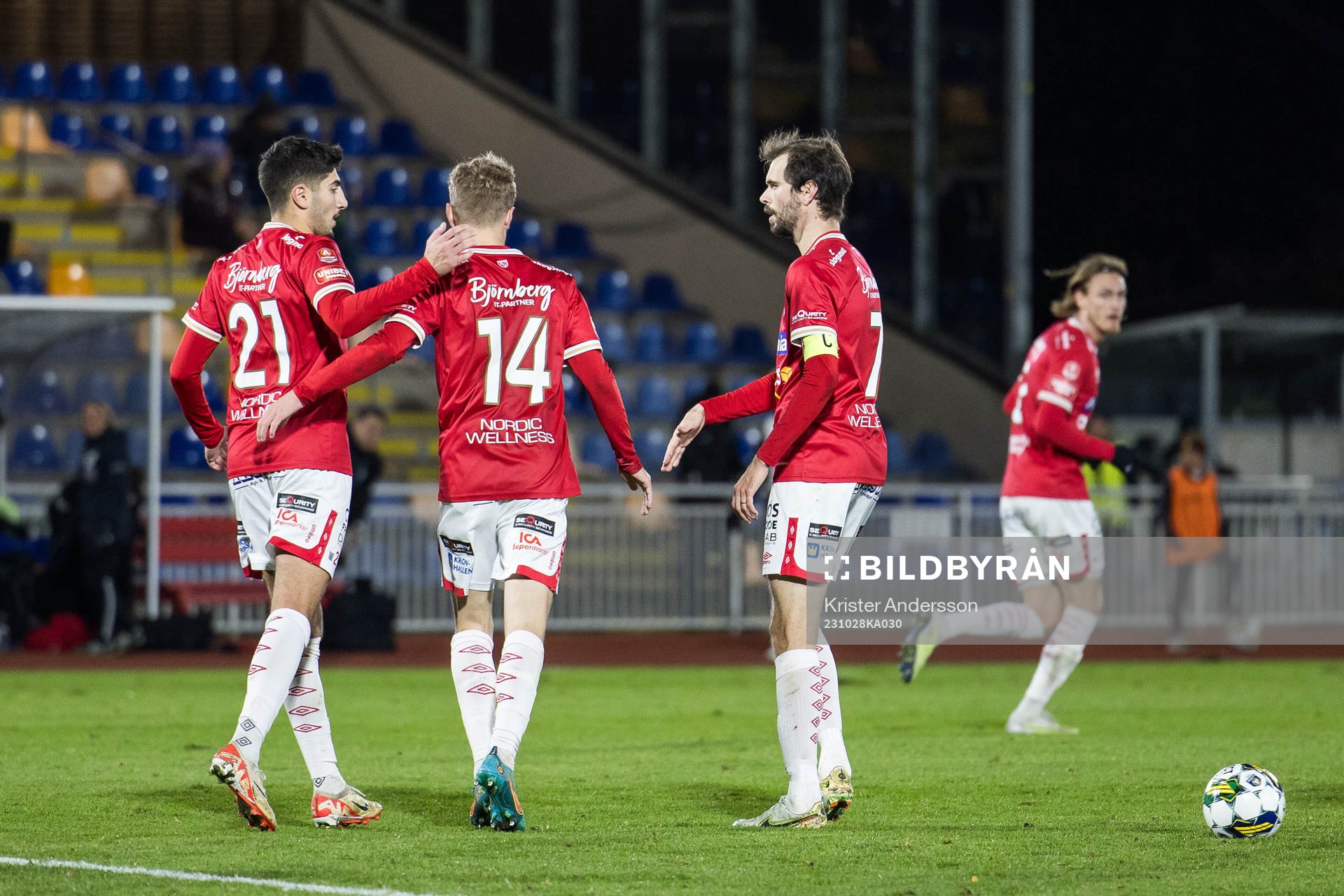Degerfors Hugo Bolin jublar med lagkamrater