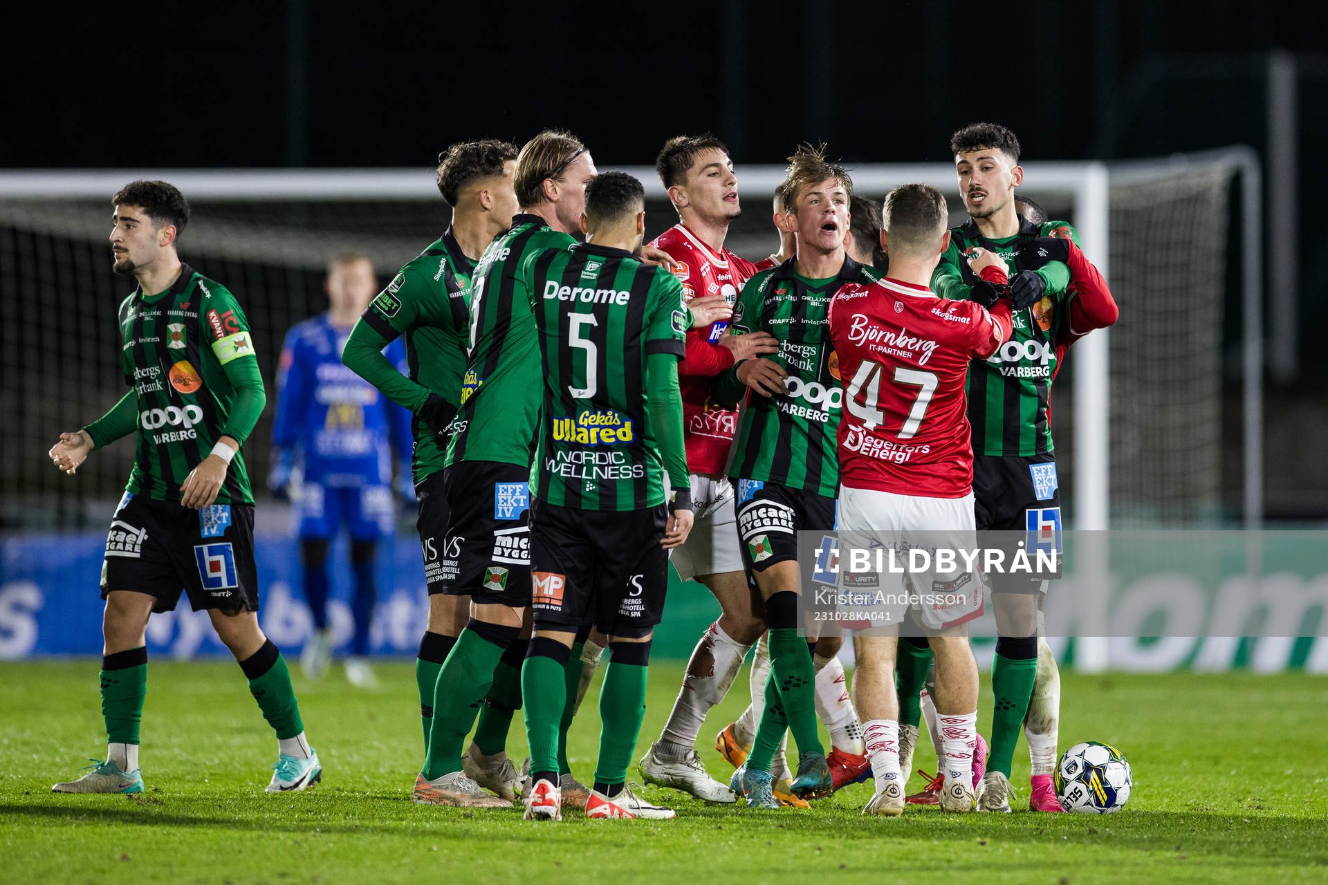 Irriterat mellan Degerfors Damjan Pavlovic och Varbergs