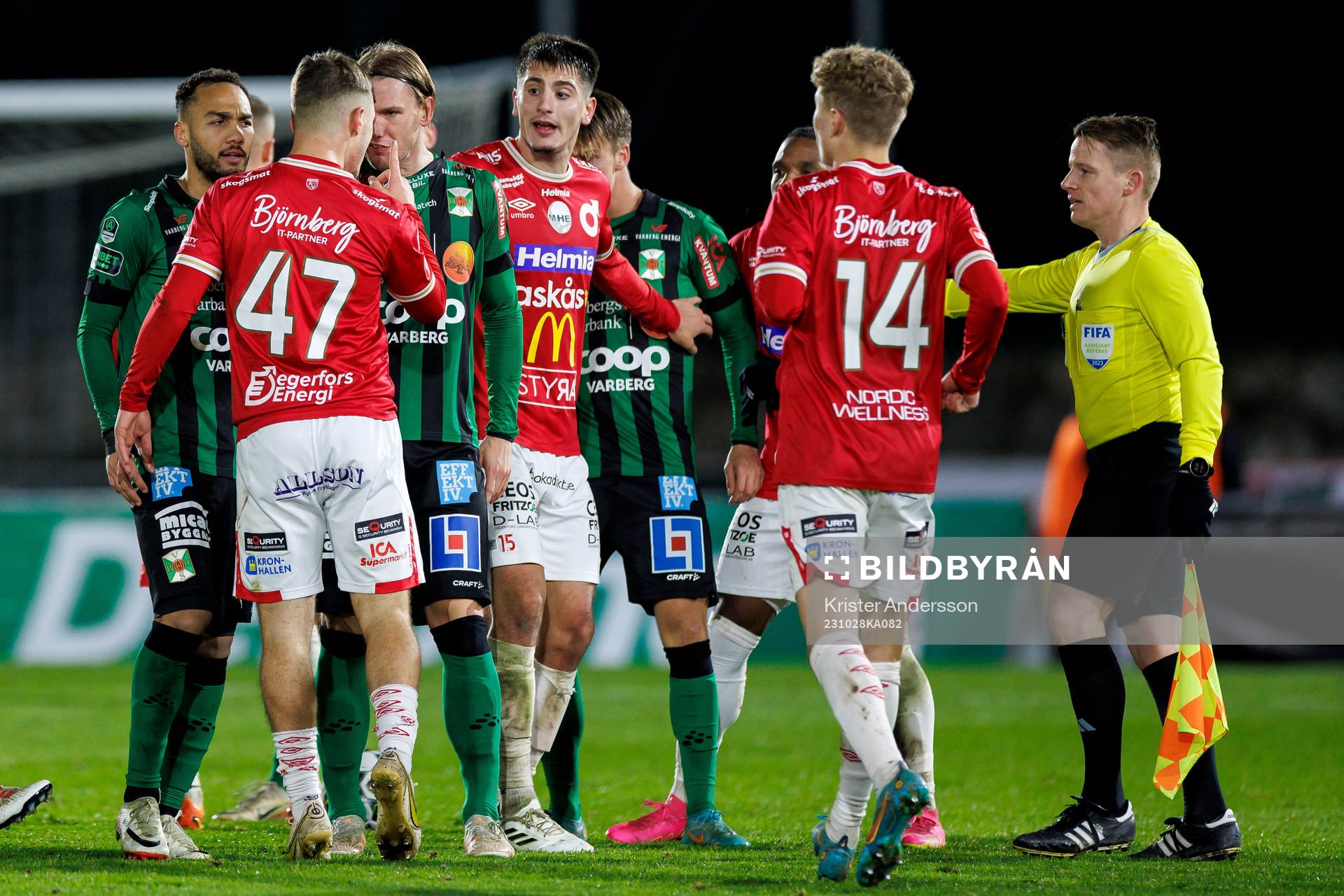 Irriterat mellan Varbergs Hampus Zackrisson och Degerfors