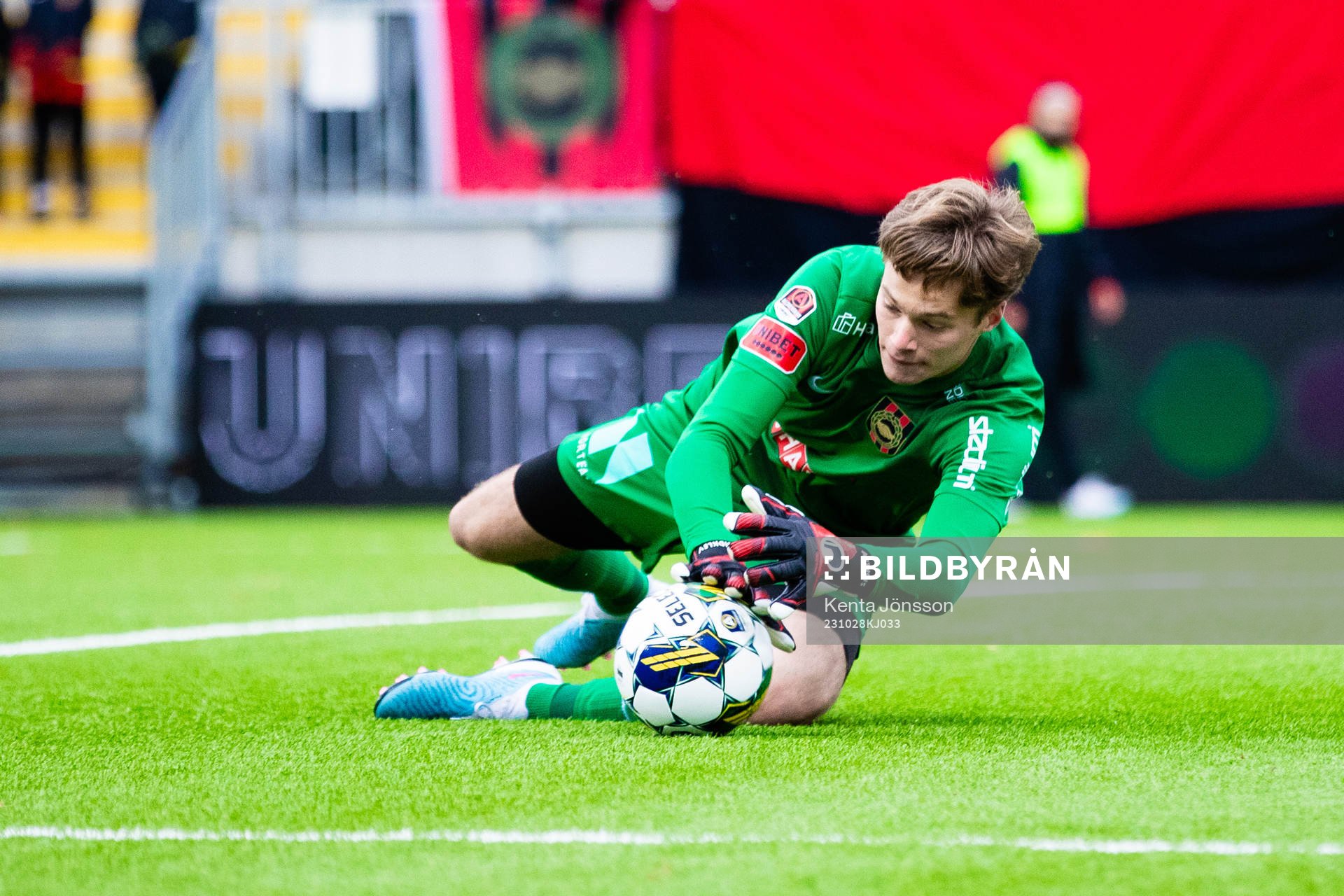 Brommapojkarnas målvakt Filip Sidklev med en räddning