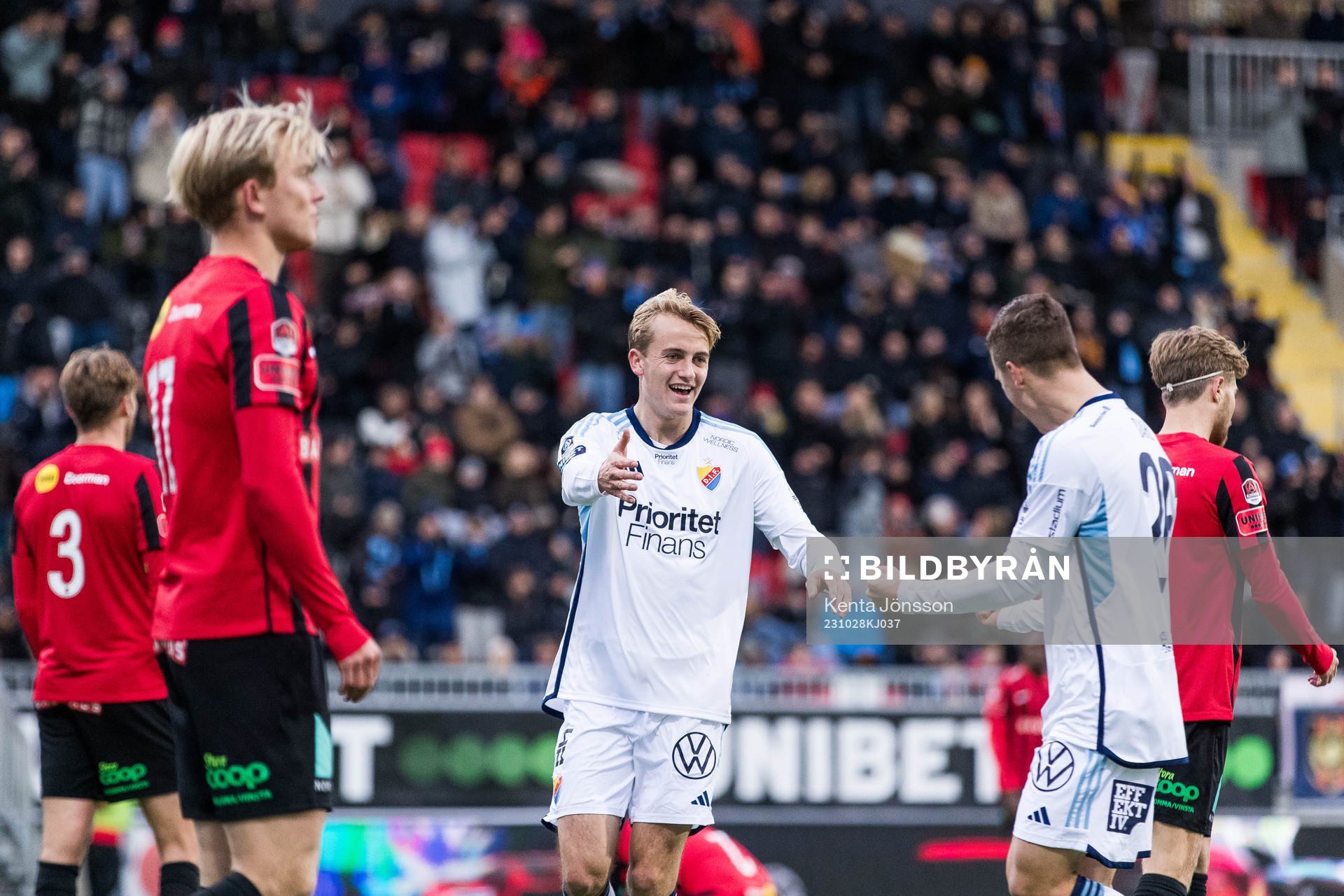 Djurgårdens Oskar Fallenius jublar med Samuel Dahl
