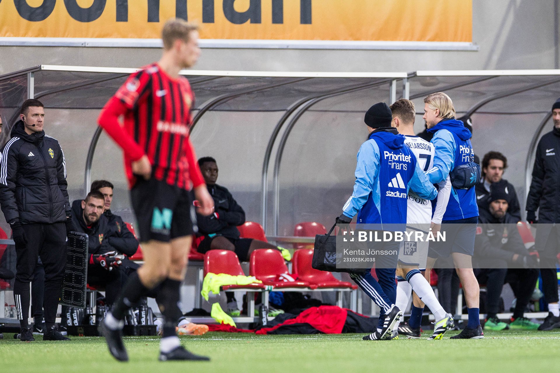 Djurgårdens Jacob Une Larsson lämnar plan