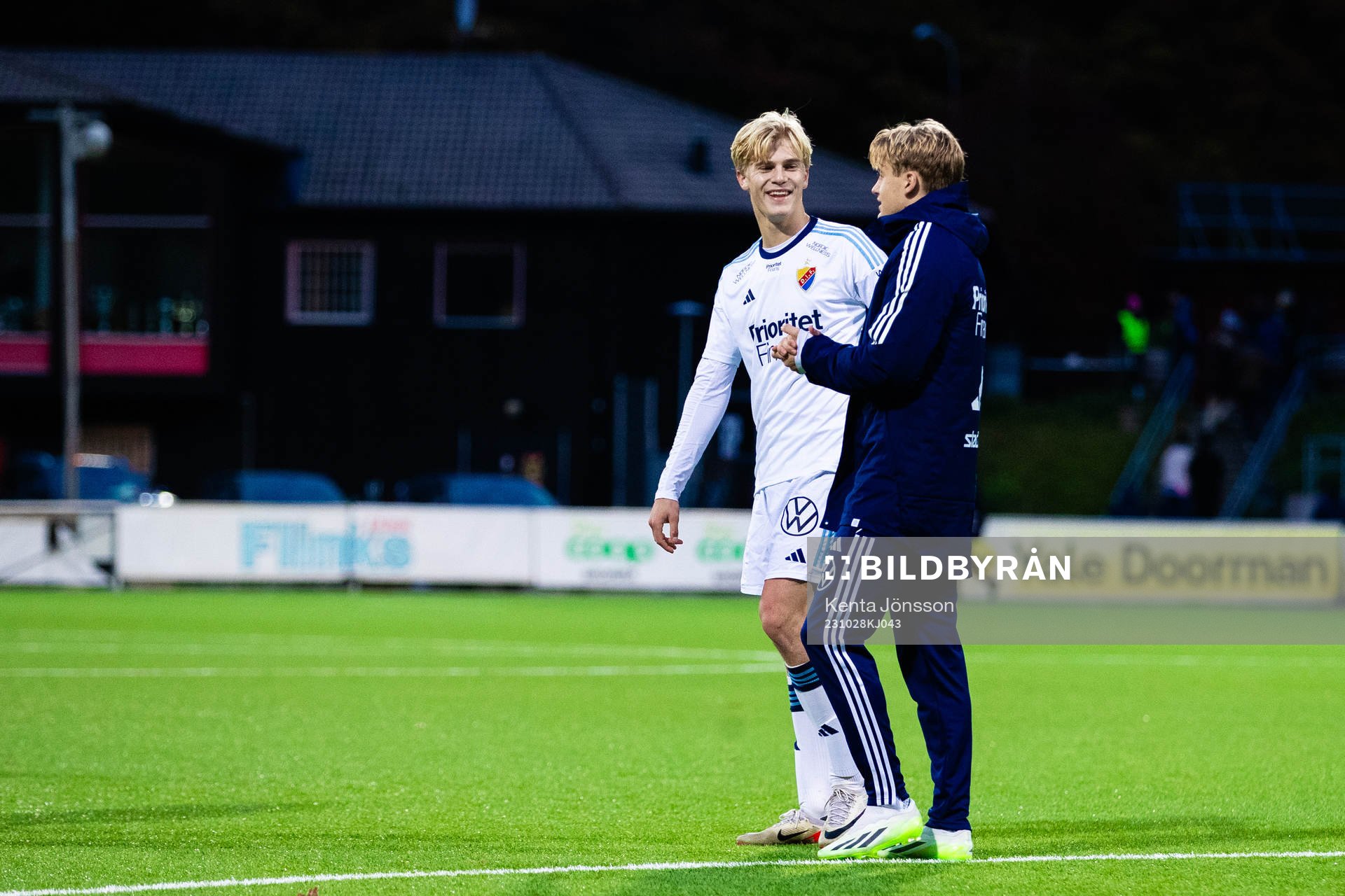 Djurgårdens Lucas Bergvall jublar med Oskar Fallenius