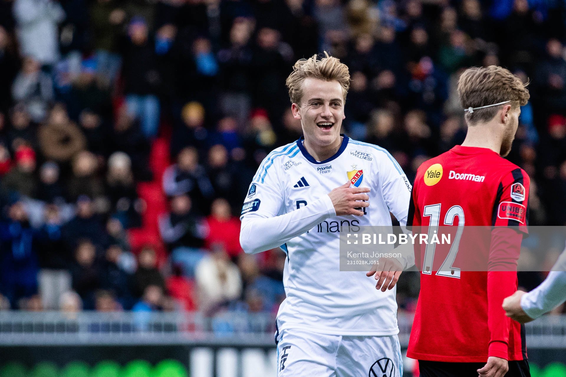  Djurgårdens Oskar Fallenius jublar bredvid Brommapojkarnas Wilmer Odefalk efter 0-2 under fotbollsmatchen i Allsvenskan mellan Brommapojkarna och Djurgården den 28 oktober 2023 i Stockholm. 
