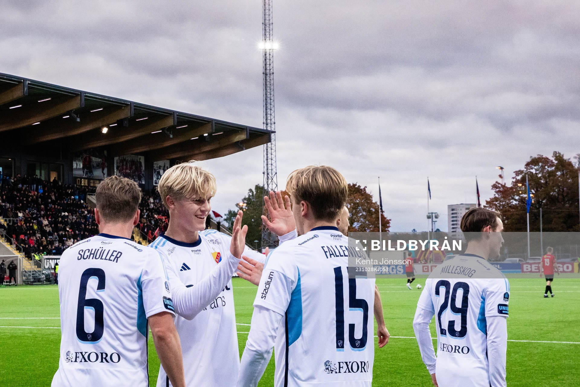 Djurgårdens Oskar Fallenius jublar med Lucas Bergvall