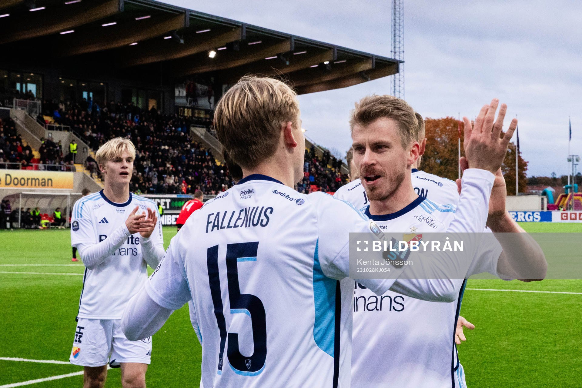 Djurgårdens Oskar Fallenius jublar med Rasmus Schüller