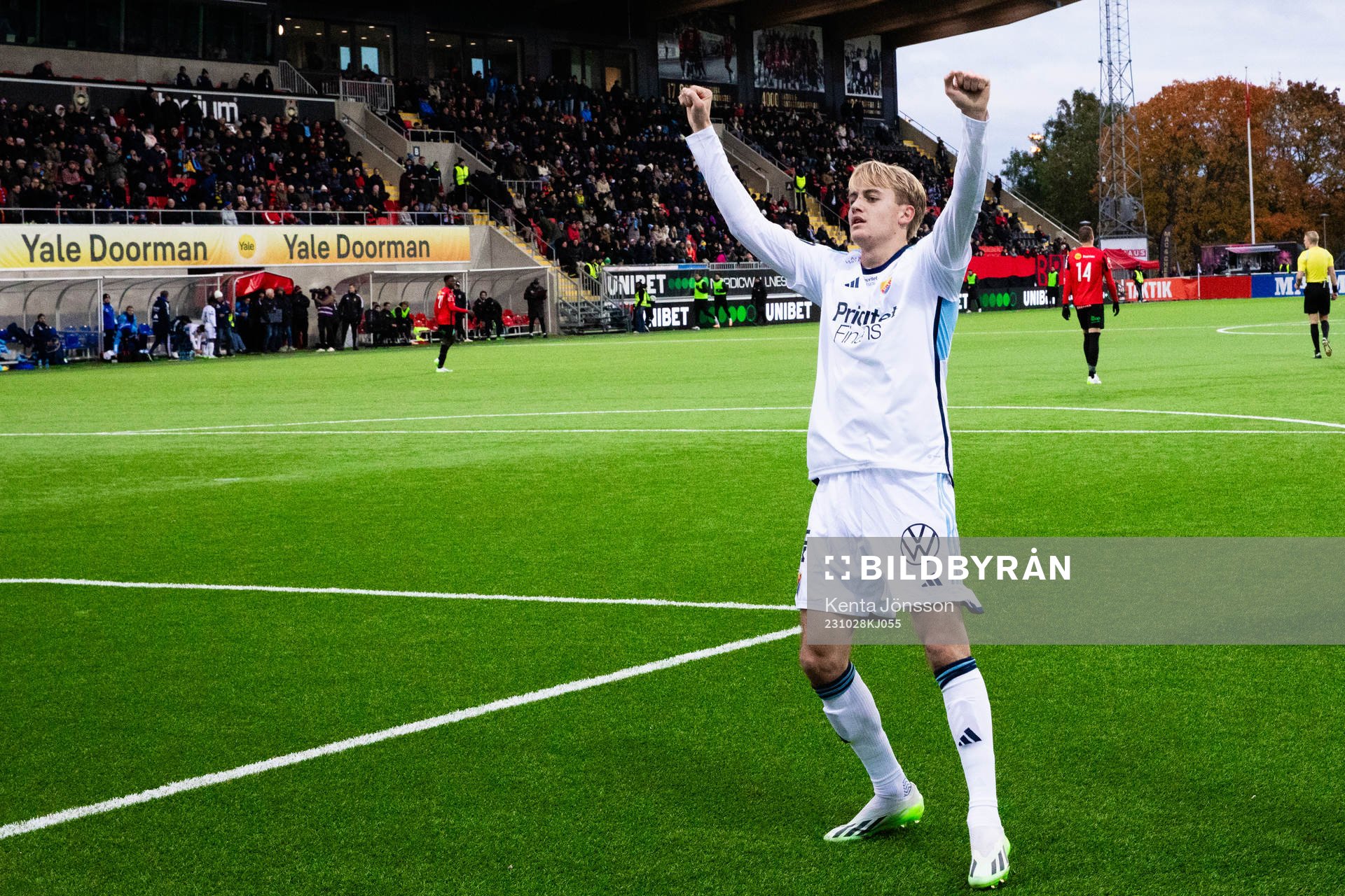 Djurgårdens Oskar Fallenius jublar efter 0-2 under fotbollsmatchen i Allsvenskan mellan Brommapojkarna och Djurgården den 28 oktober 2023 i Stockholm.
