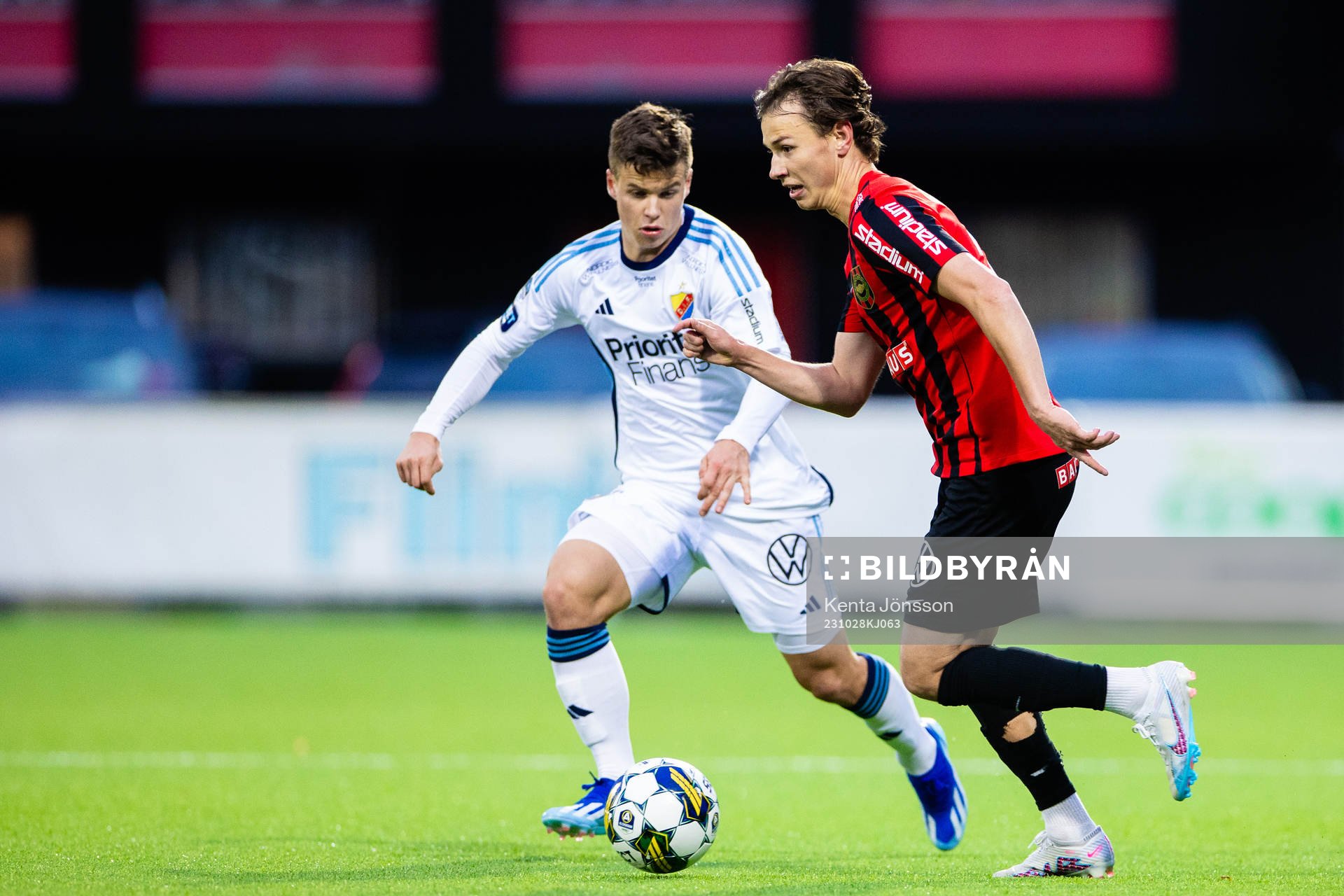 Djurgårdens Samuel Dahl och Brommapojkarnas Alex Timossi