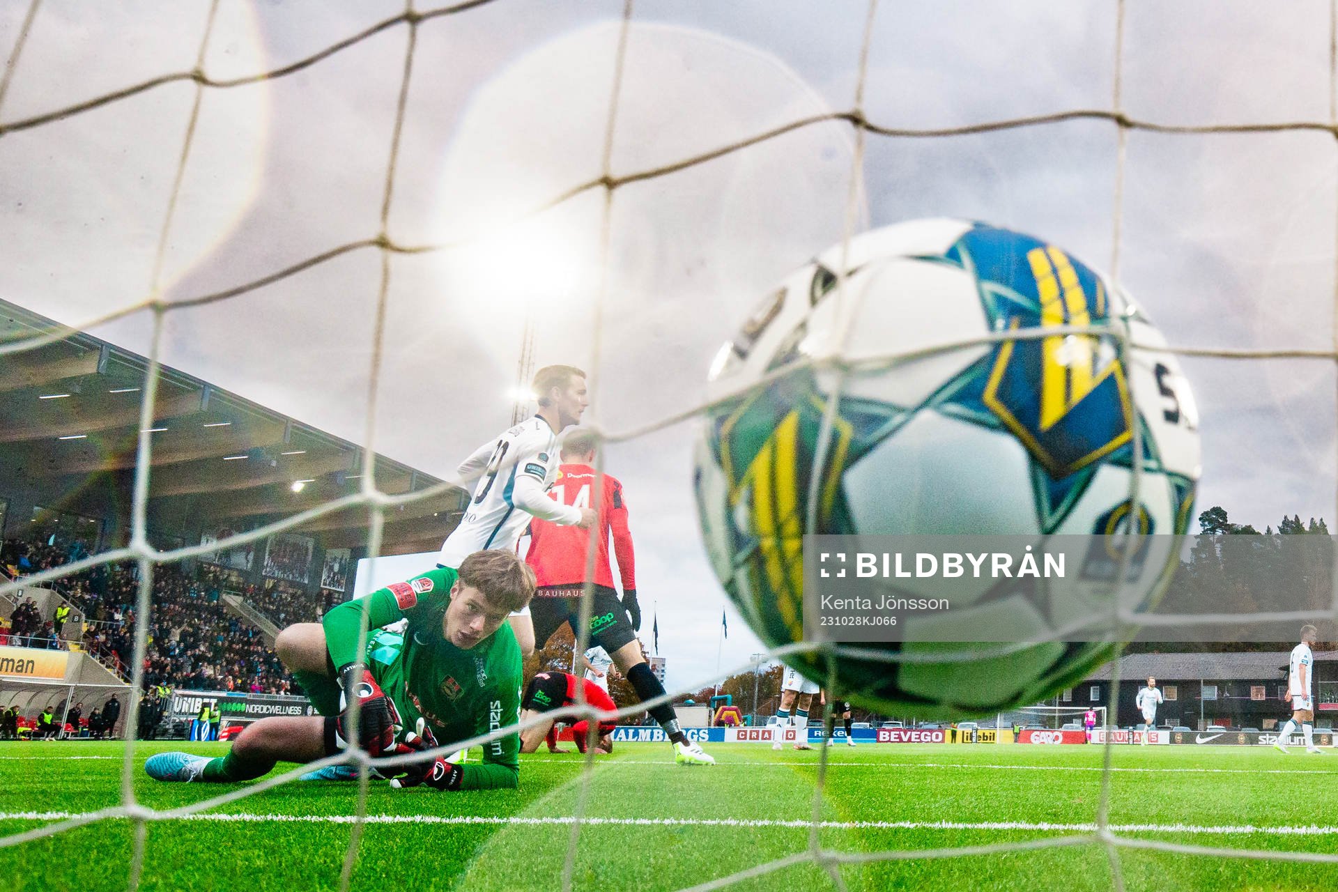 Djurgårdens Oskar Fallenius gör 0-2 bakom Brommapojkarnas
