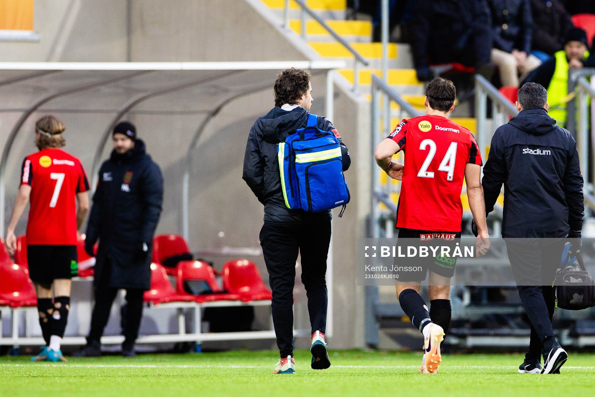 Brommapojkarnas Kevin Ackermann lämnar planen