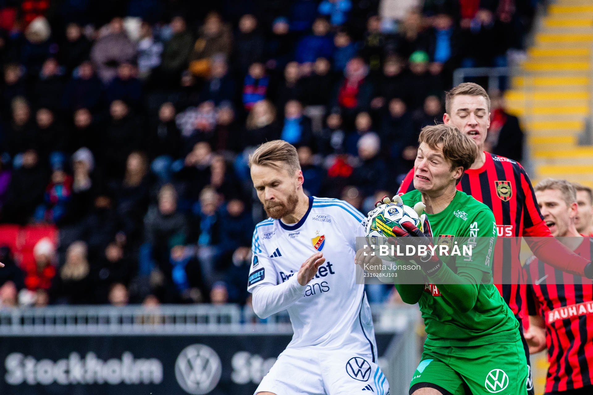 Djurgårdens Jacob Une Larsson och Brommapojkarnas målvakt