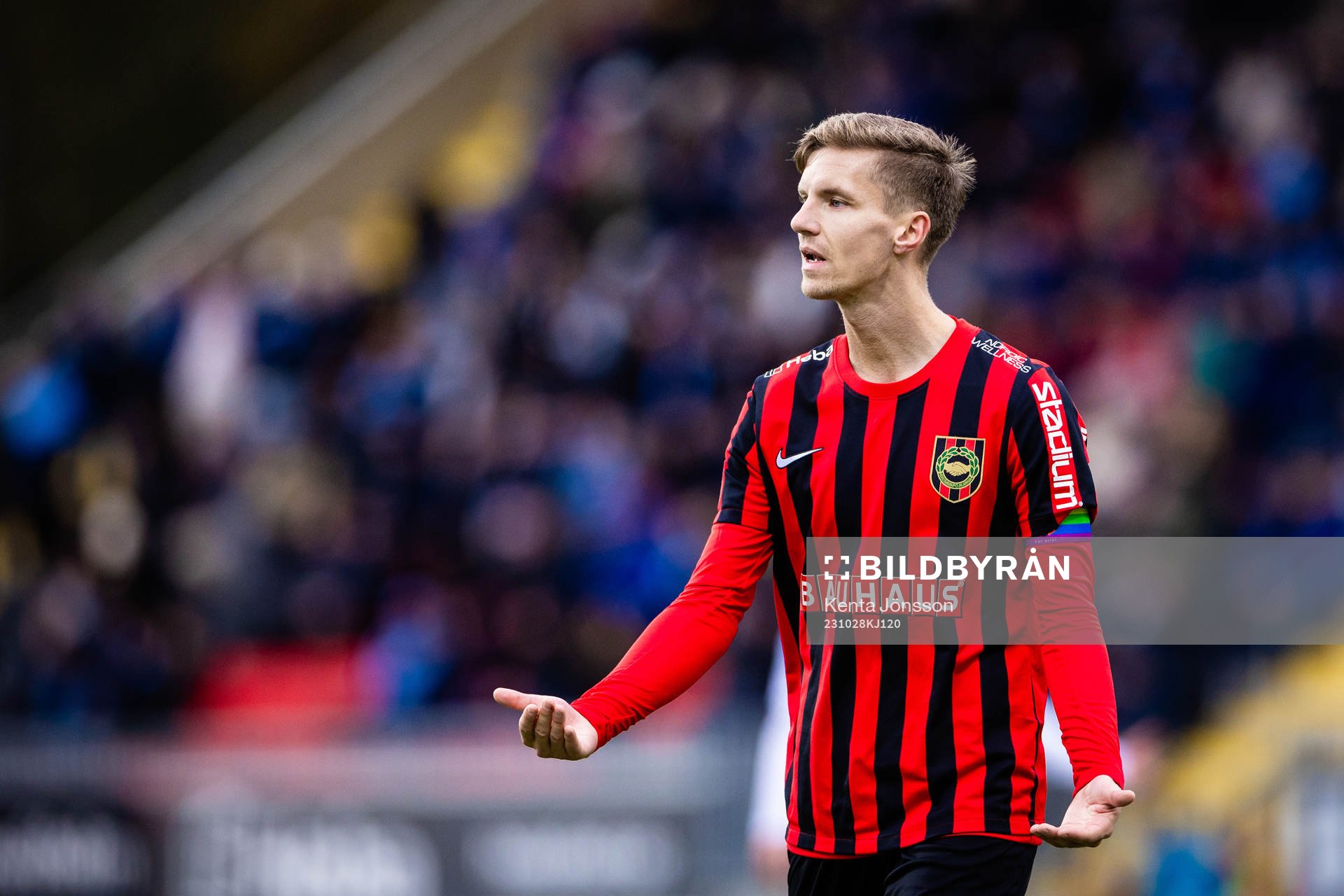 Brommapojkarnas Samuel Leach Holm reagerar