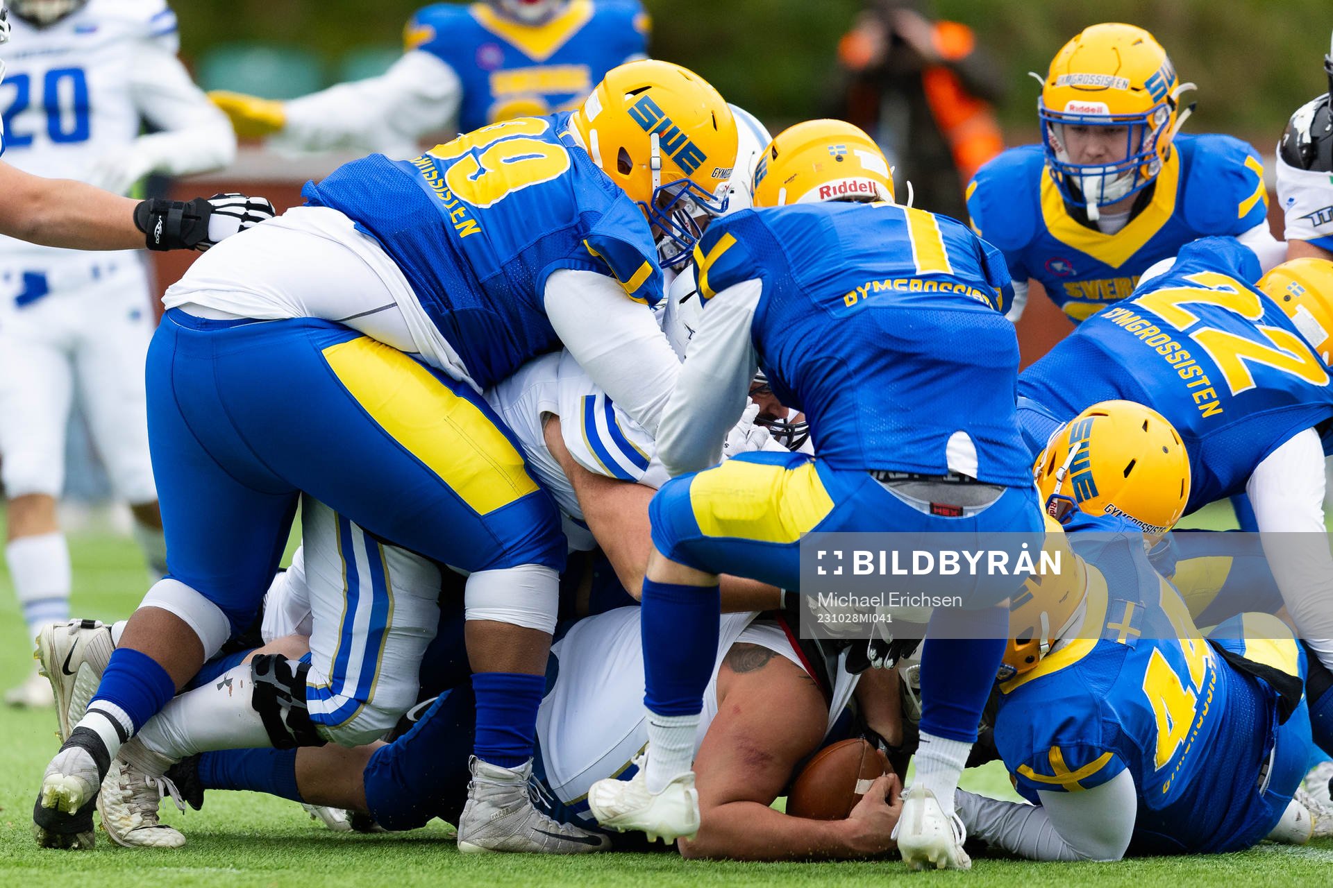 Sweden plays defense against Italy
