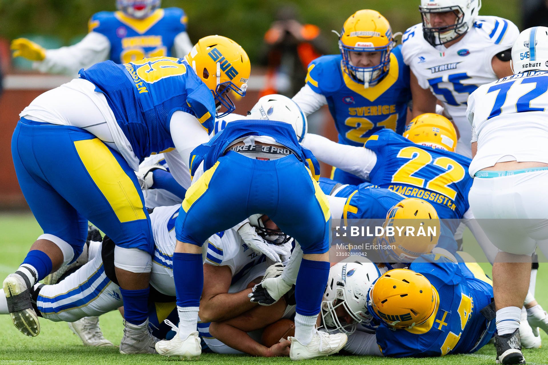Sweden plays defense against Italy
