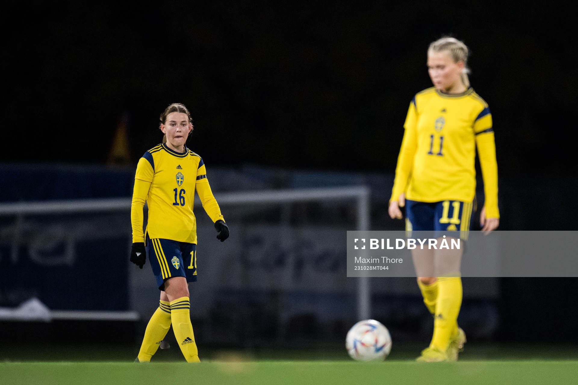 Elsa Pelgander and Tilda Sandén of Sweden look dejected