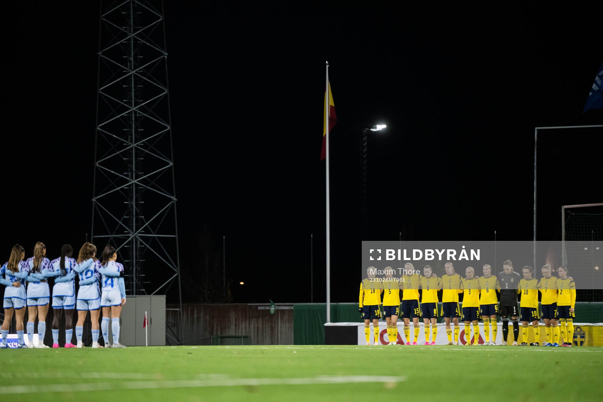 The players gather in a silent minute to honor the victims