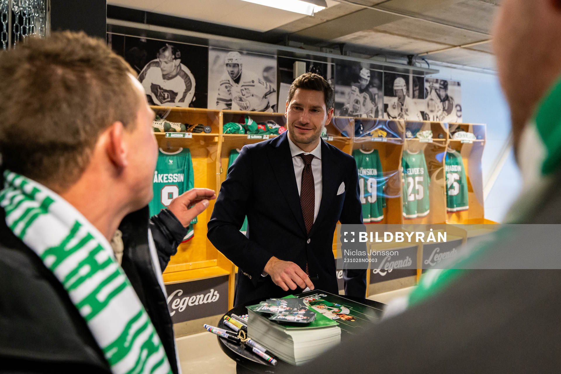 Rögles Mattias Sjögren skriver autografer