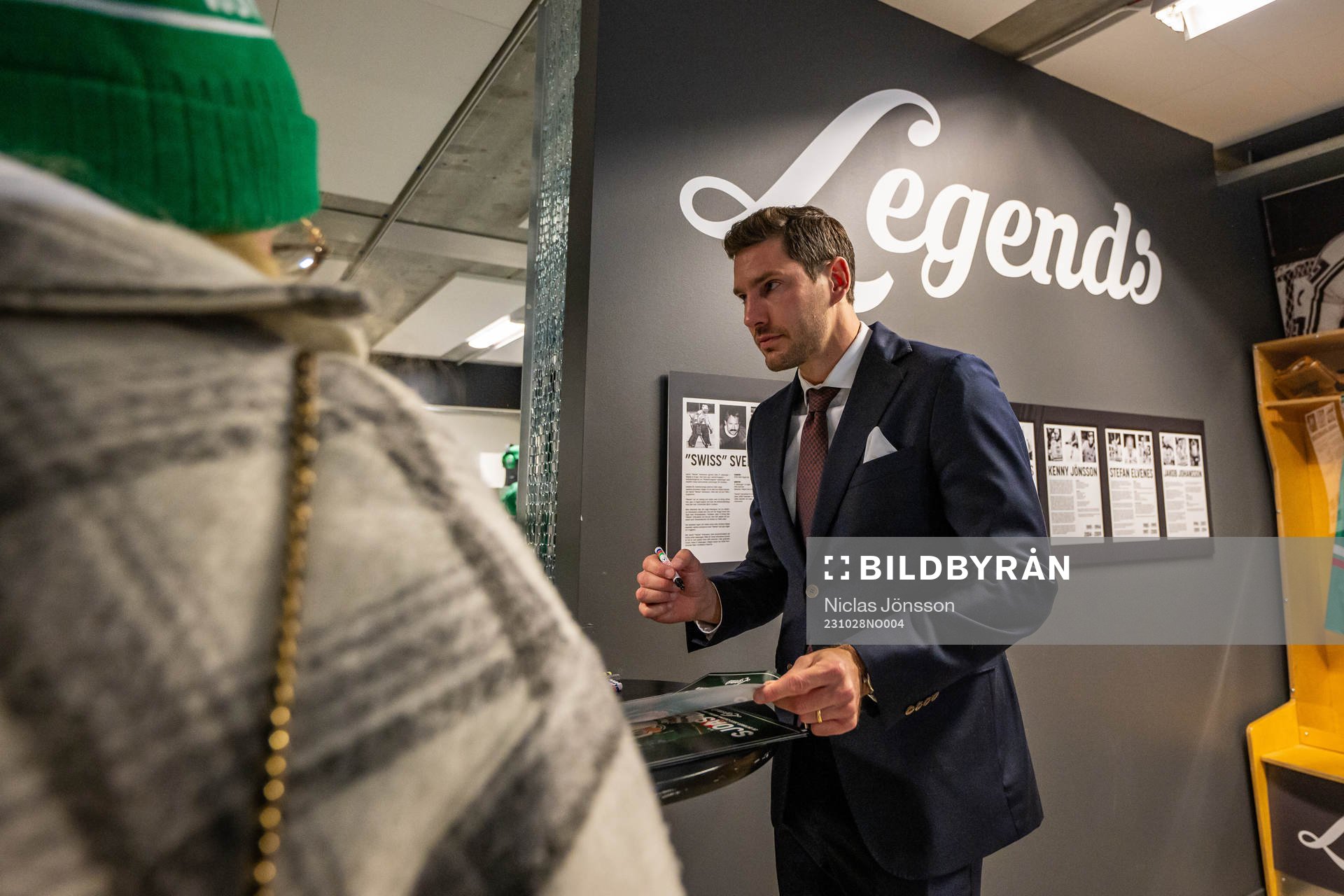 Rögles Mattias Sjögren skriver autografer