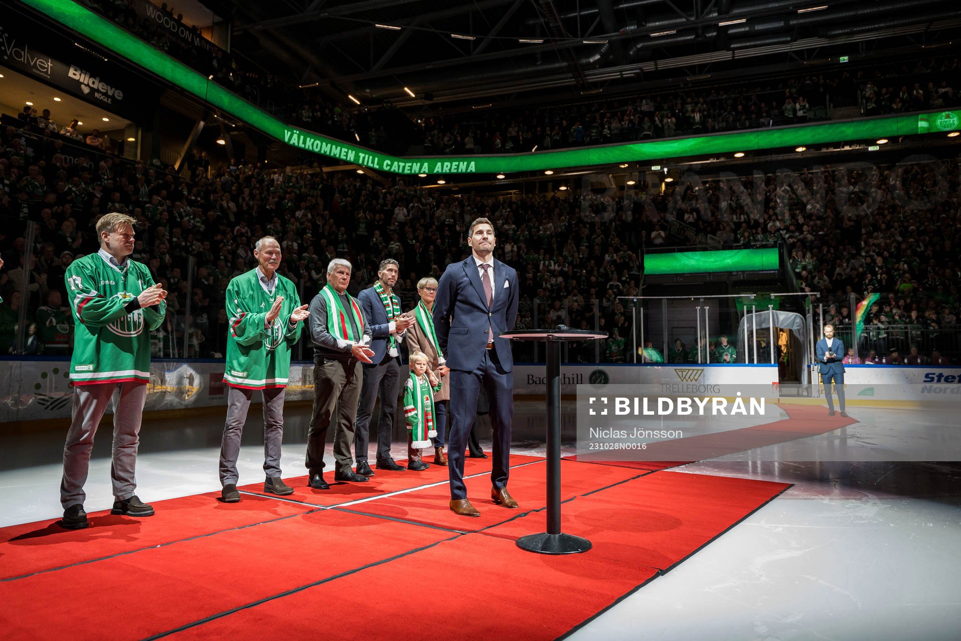 Rögles Mattias Sjögren hyllas då hans tröja ska hissas