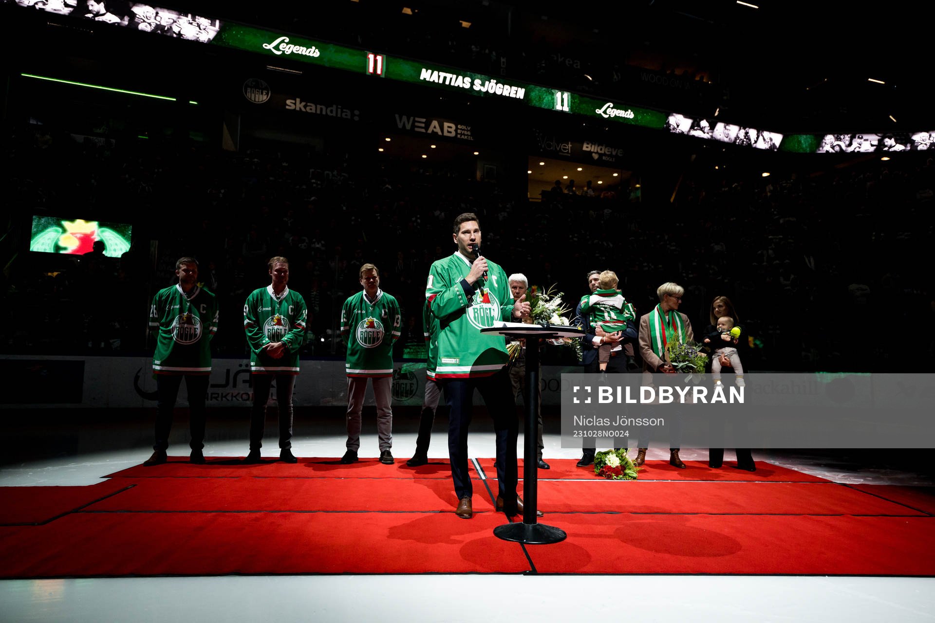 Rögles Mattias Sjögren hyllas då hans tröja ska hissas