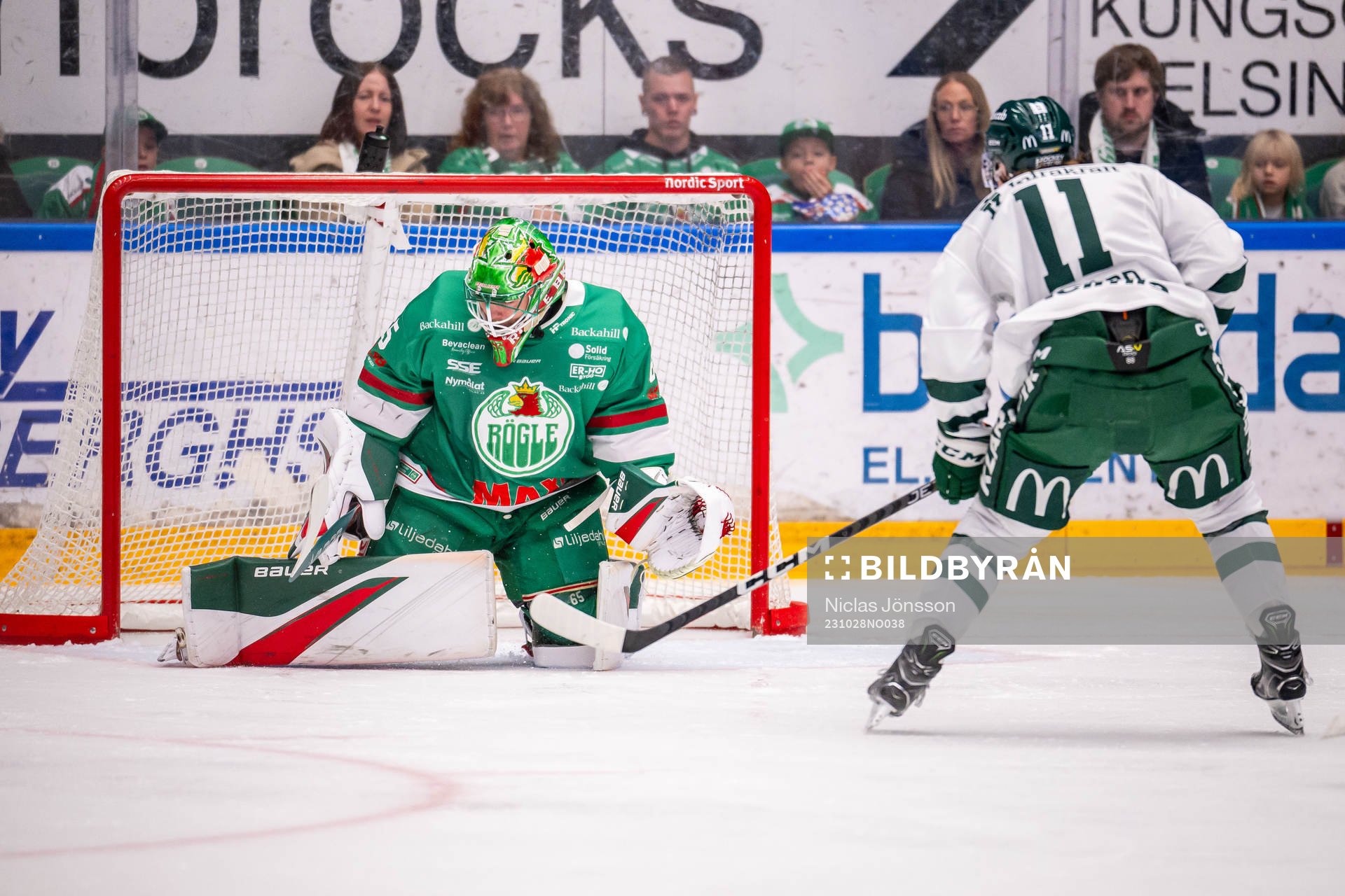 Rögles målvakt Christoffer Rifalk  räddar Färjestads