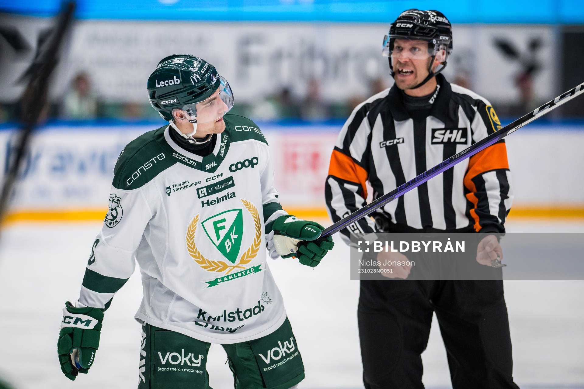 Färjestads Joel Kellman i diskussion med domare