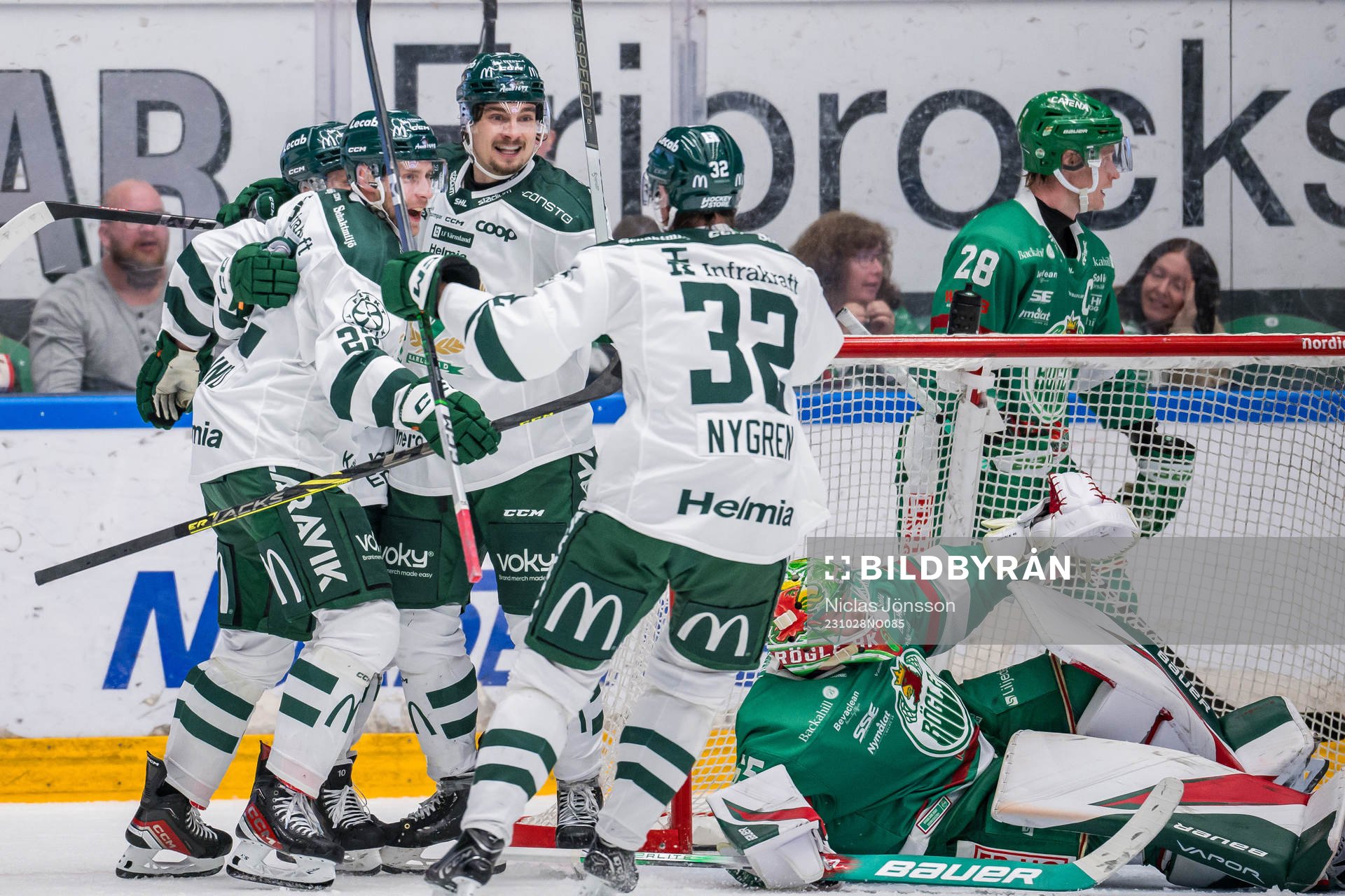 Färjestads Per Åslund jublar med David Tomasek