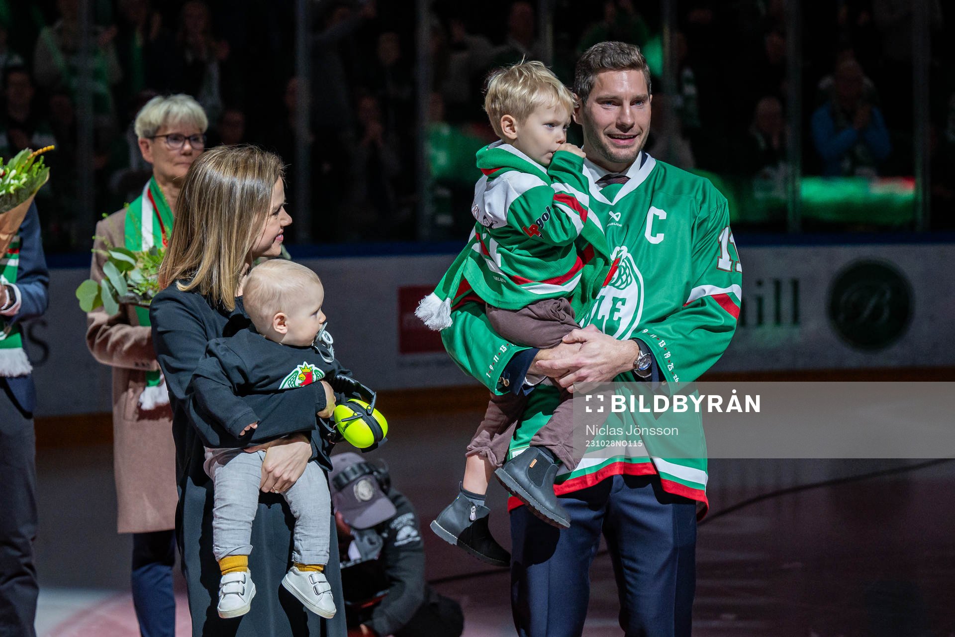 Rögles Mattias Sjögren hyllas då hans tröja ska hissas