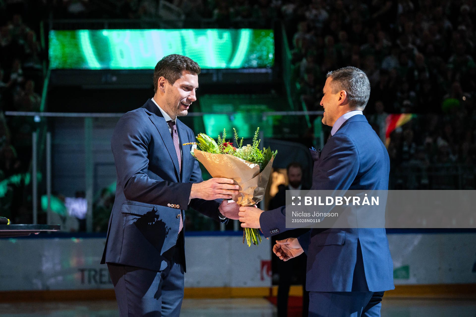 Rögles Mattias Sjögren får blommor av Färjestads