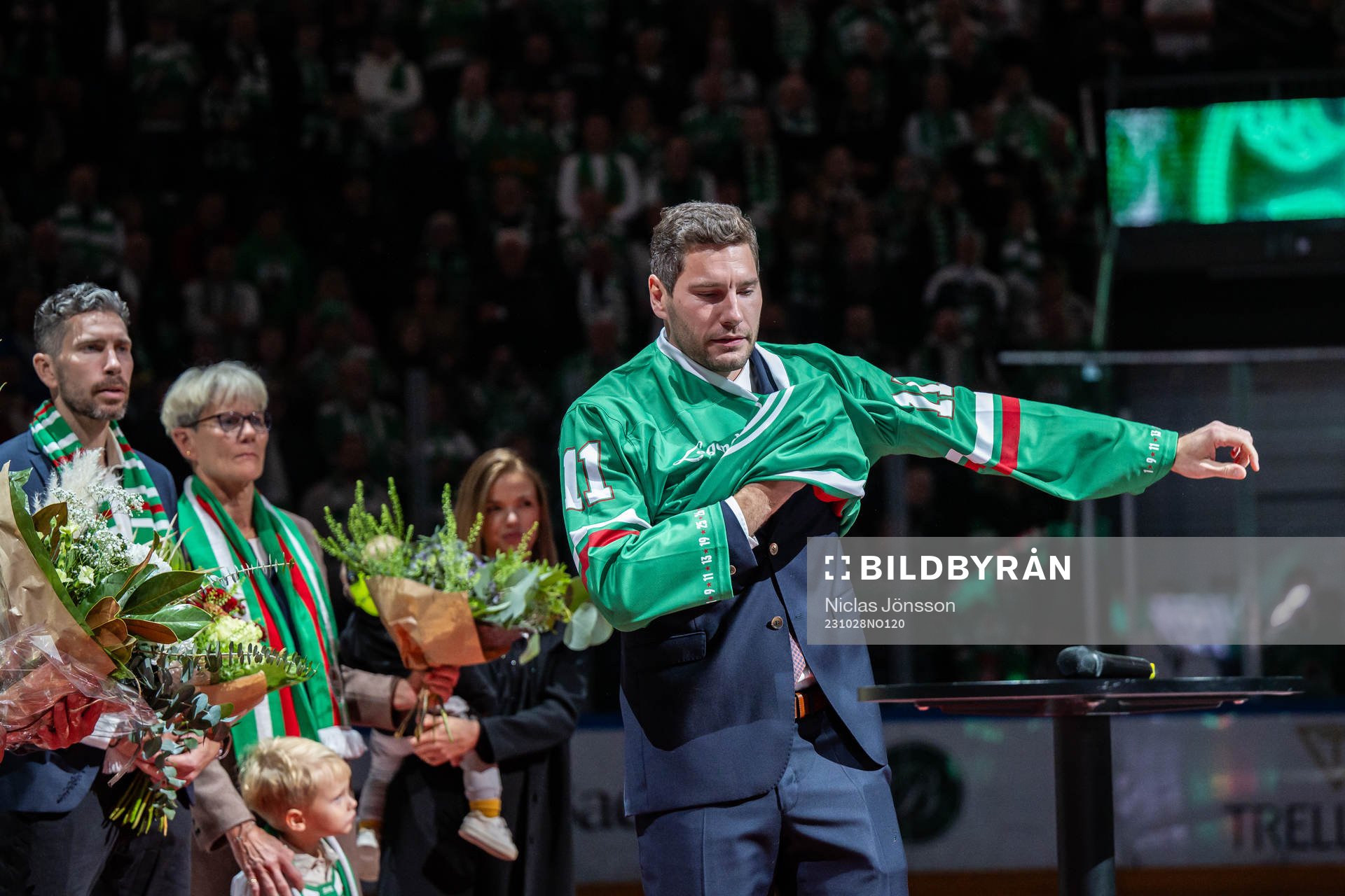 Rögles Mattias Sjögren hyllas då hans tröja ska hissas