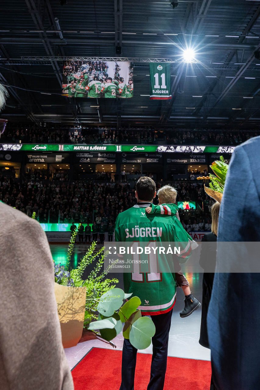 Rögles Mattias Sjögren hyllas då hans tröja ska hissas