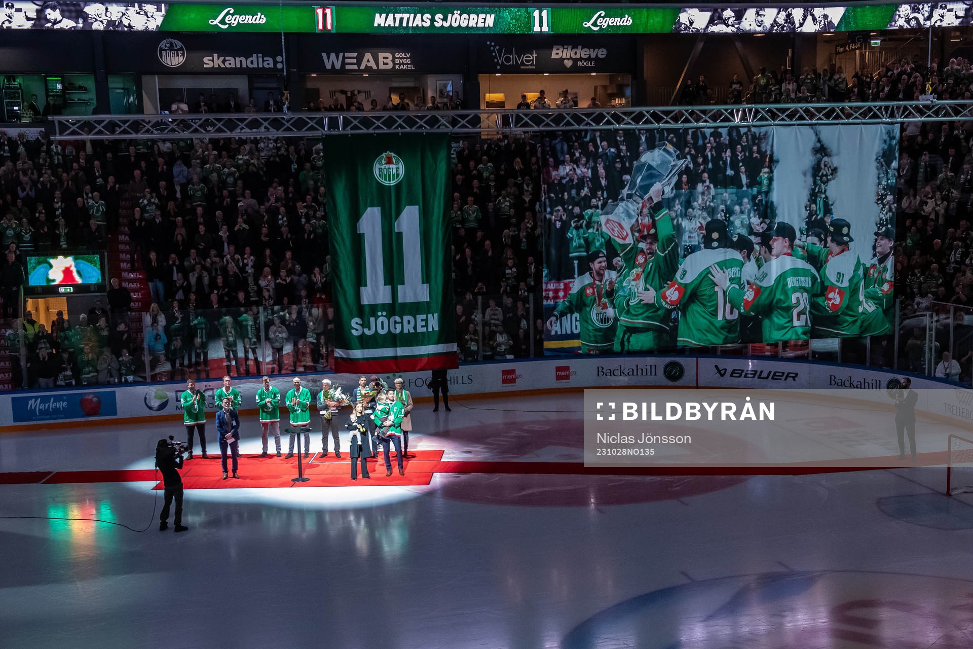 Rögles Mattias Sjögren hyllas då hans tröja ska hissas