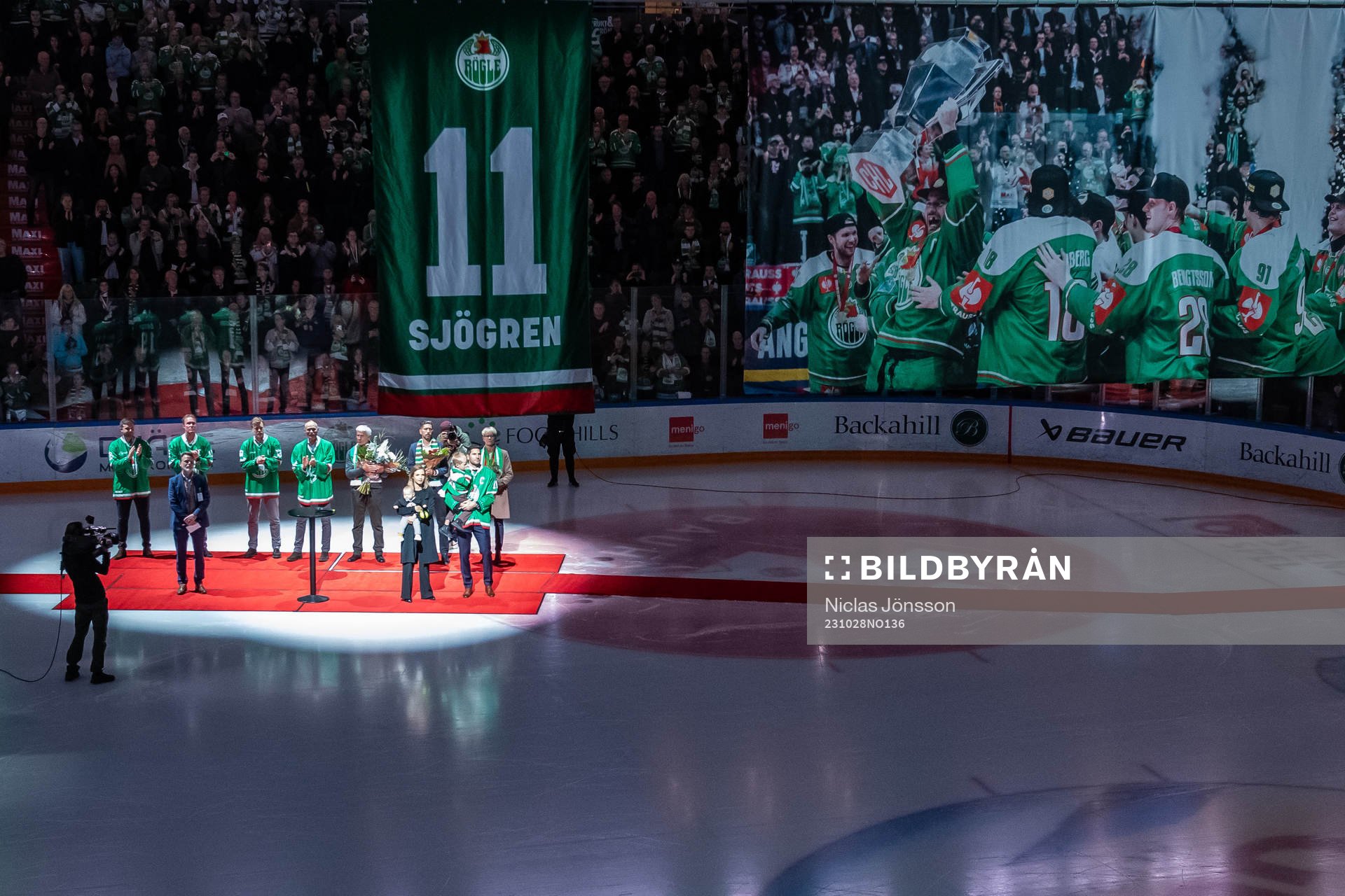 Rögles Mattias Sjögren hyllas då hans tröja ska hissas