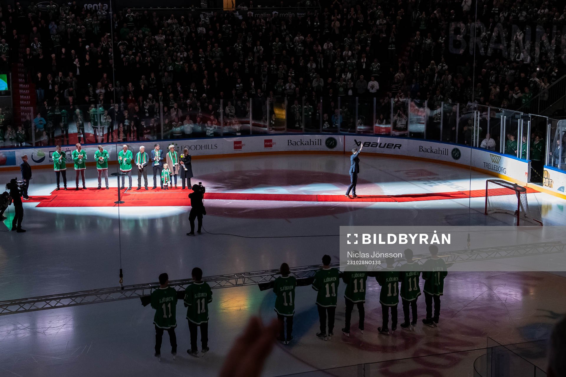 Rögles Mattias Sjögren hyllas då hans tröja ska hissas