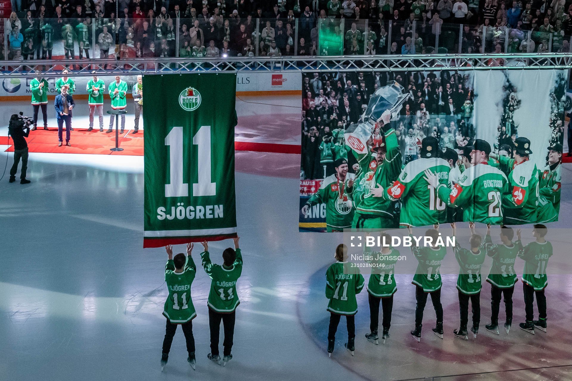 Rögles Mattias Sjögren hyllas då hans tröja ska hissas